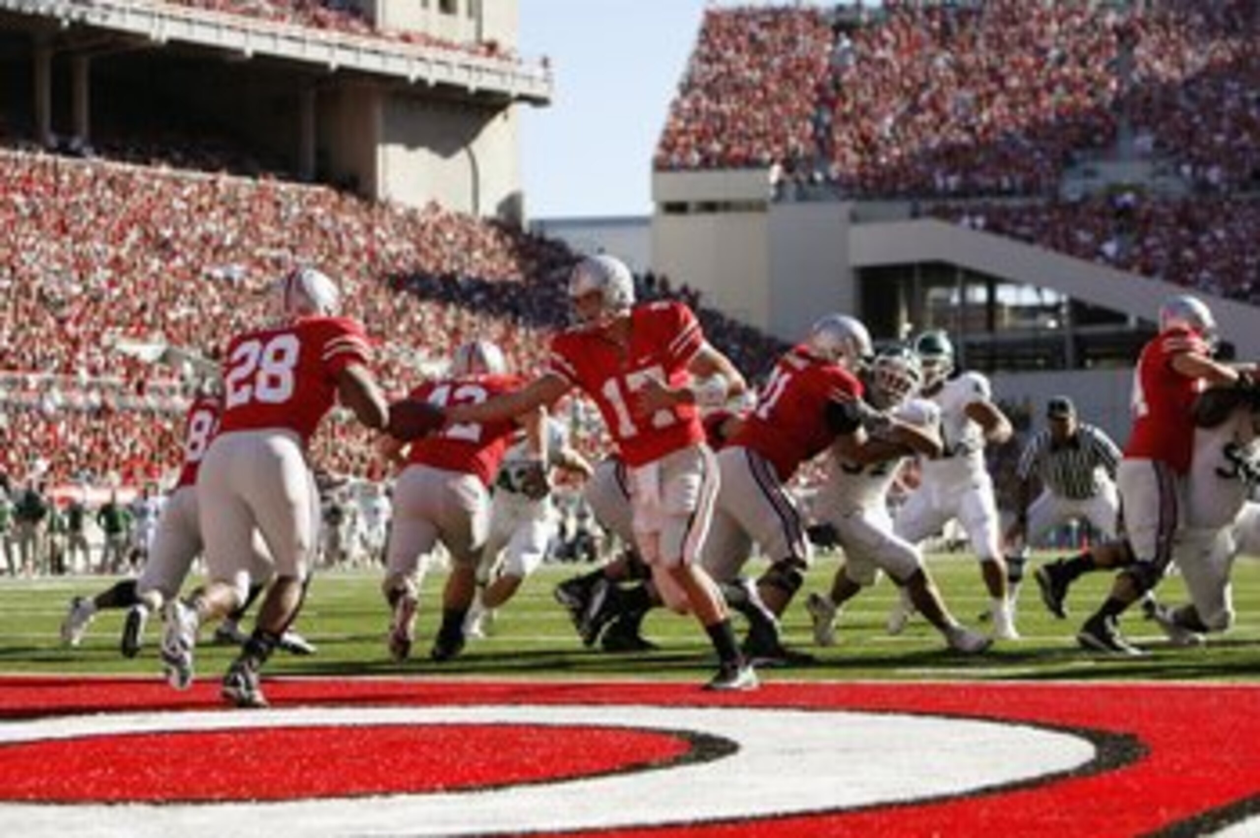 COLUMBUS, OH - OCTOBER 20: Todd Boeckman #17 of the Ohio State Buckeyes hands off the ball to Chris Wells #28 during the game against the Michigan State Spartans at Ohio Stadium October 20, 2007 in Columbus, Ohio. Ohio State won the game 24-17. (Photo by