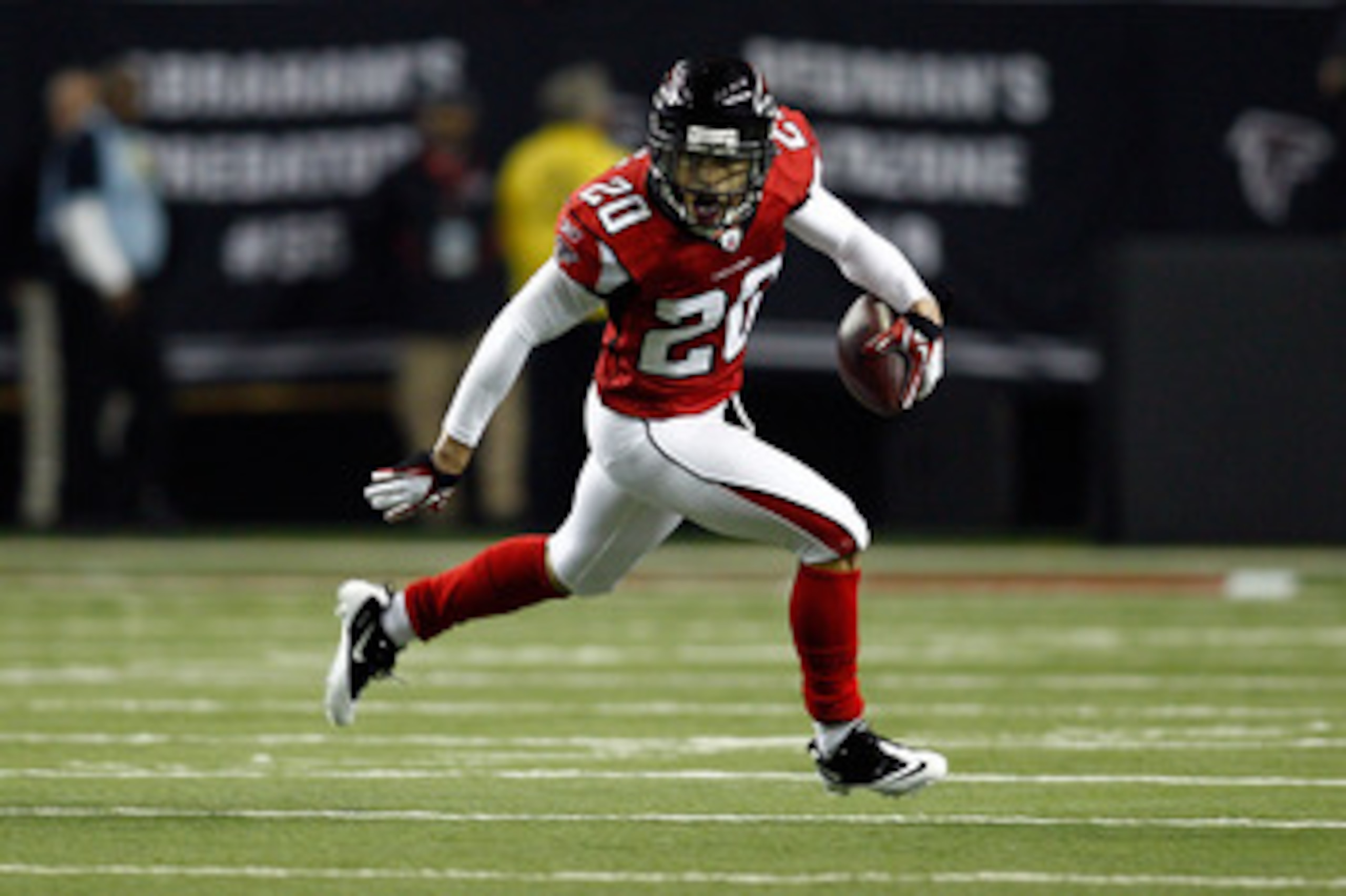 ATLANTA, GA - JANUARY 15:  Brent Grimes #20 of the Atlanta Falcons returns a fumble by Greg Jenning #85 of the Green Bay Packers in the first quarter during their 2011 NFC divisional playoff game at Georgia Dome on January 15, 2011 in Atlanta, Georgia.  (