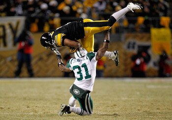 PITTSBURGH, PA - JANUARY 23:  Mewelde Moore #21 of the Pittsburgh Steelers catches a pass over Antonio Cromartie #31 of the New York Jets in the third quarter of the 2011 AFC Championship game at Heinz Field on January 23, 2011 in Pittsburgh, Pennsylvania