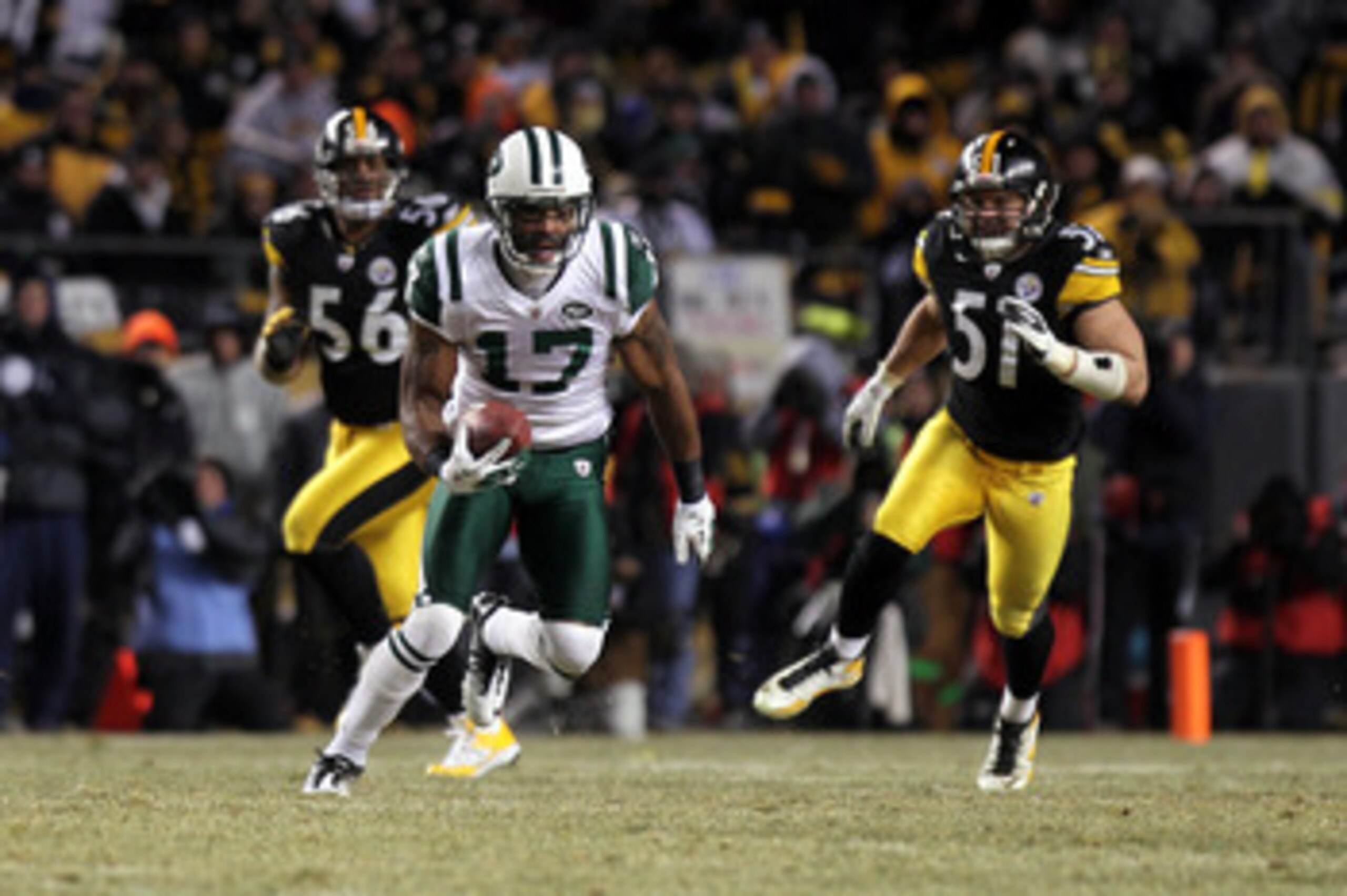 PITTSBURGH, PA - JANUARY 23:  Braylon Edwards #17 of the New York Jets runs for yards after the catch against the Pittsburgh Steelers during the 2011 AFC Championship game at Heinz Field on January 23, 2011 in Pittsburgh, Pennsylvania. The Steelers won 24