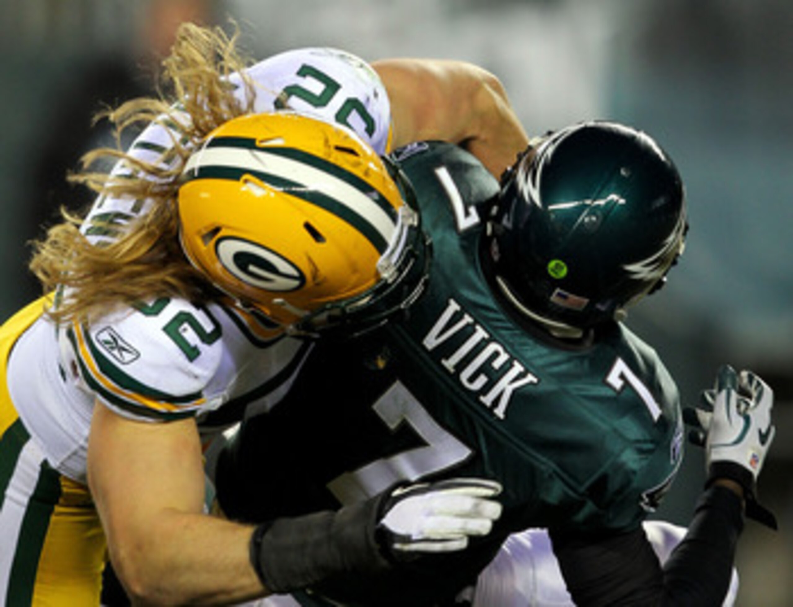 PHILADELPHIA, PA - JANUARY 09:  Clay Matthews #52 of the Green Bay Packers sacks Michael Vick #7 of the Philadelphia Eagles during the 2011 NFC wild card playoff game at Lincoln Financial Field on January 9, 2011 in Philadelphia, Pennsylvania.  (Photo by 