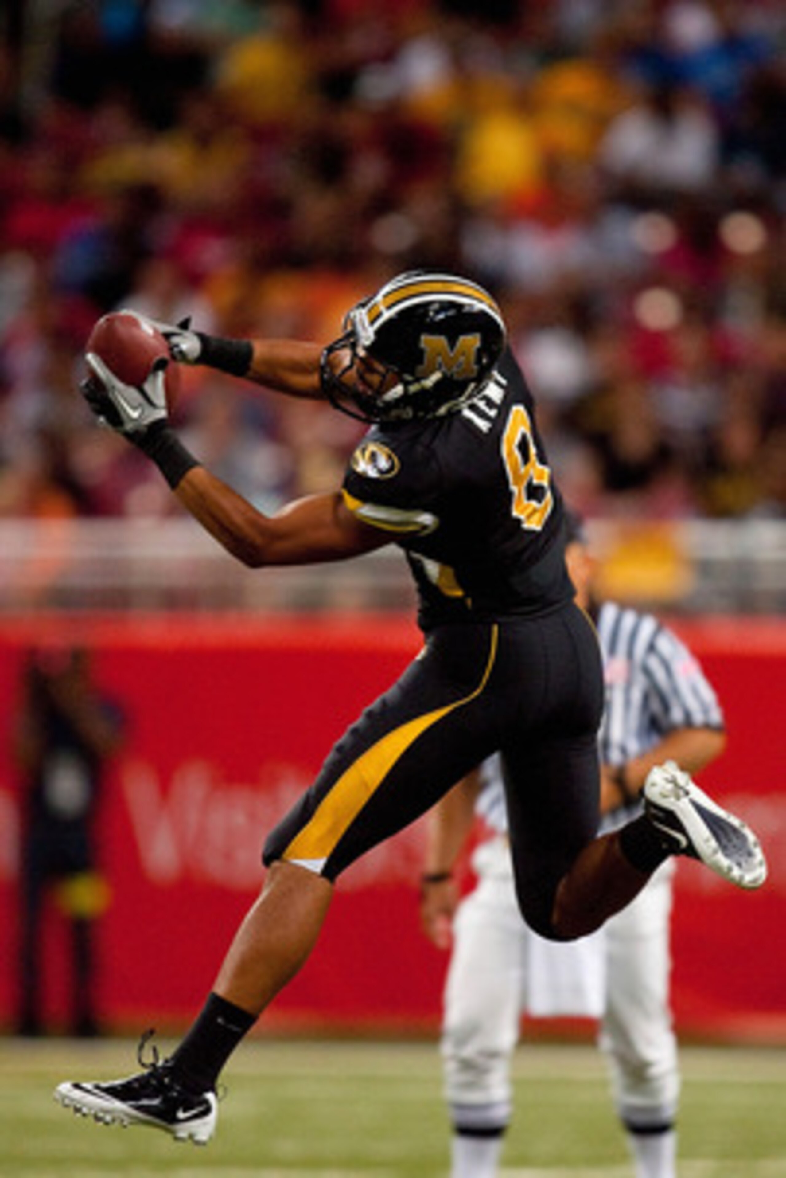 ST. LOUIS - SEPTEMBER 4: Wes Kemp #8 of the University of Missouri Tigers hauls in a pass against the University of Illinois Fighting Illini during the State Farm Arch Rivalry game on September 4, 2010 at the Edward Jones Dome in St. Louis, Missouri. The