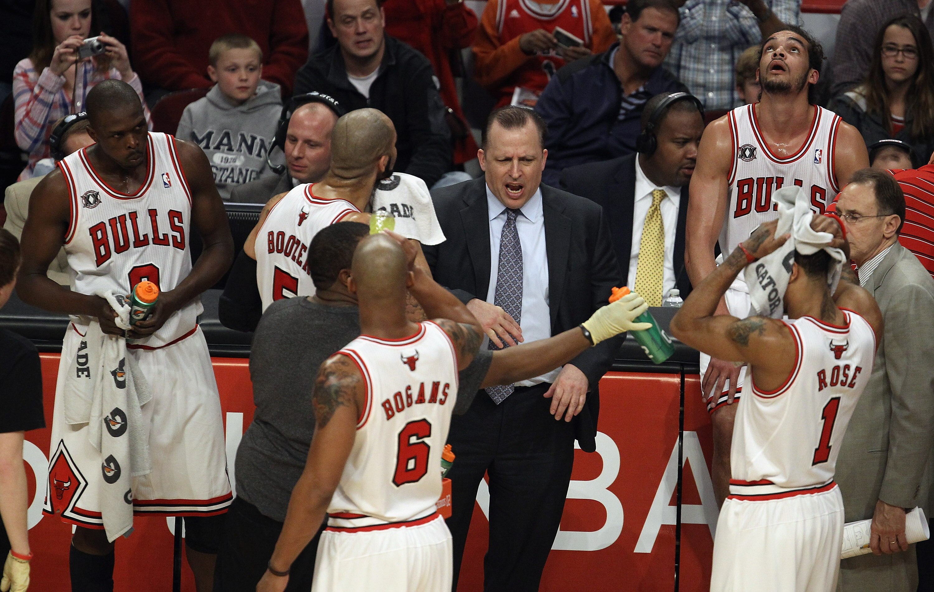 CHICAGO, IL - APRIL 13: Head coach Tom Thibodeau of the Chicago Bulls gives instructions to his starting five players (L-R) Loul Deng #9, Carlos Boozer #5, Keith Bogans #6, Derrick Rose #1 and Joakim Noah #13 during a game against the New Jersey Nets at t