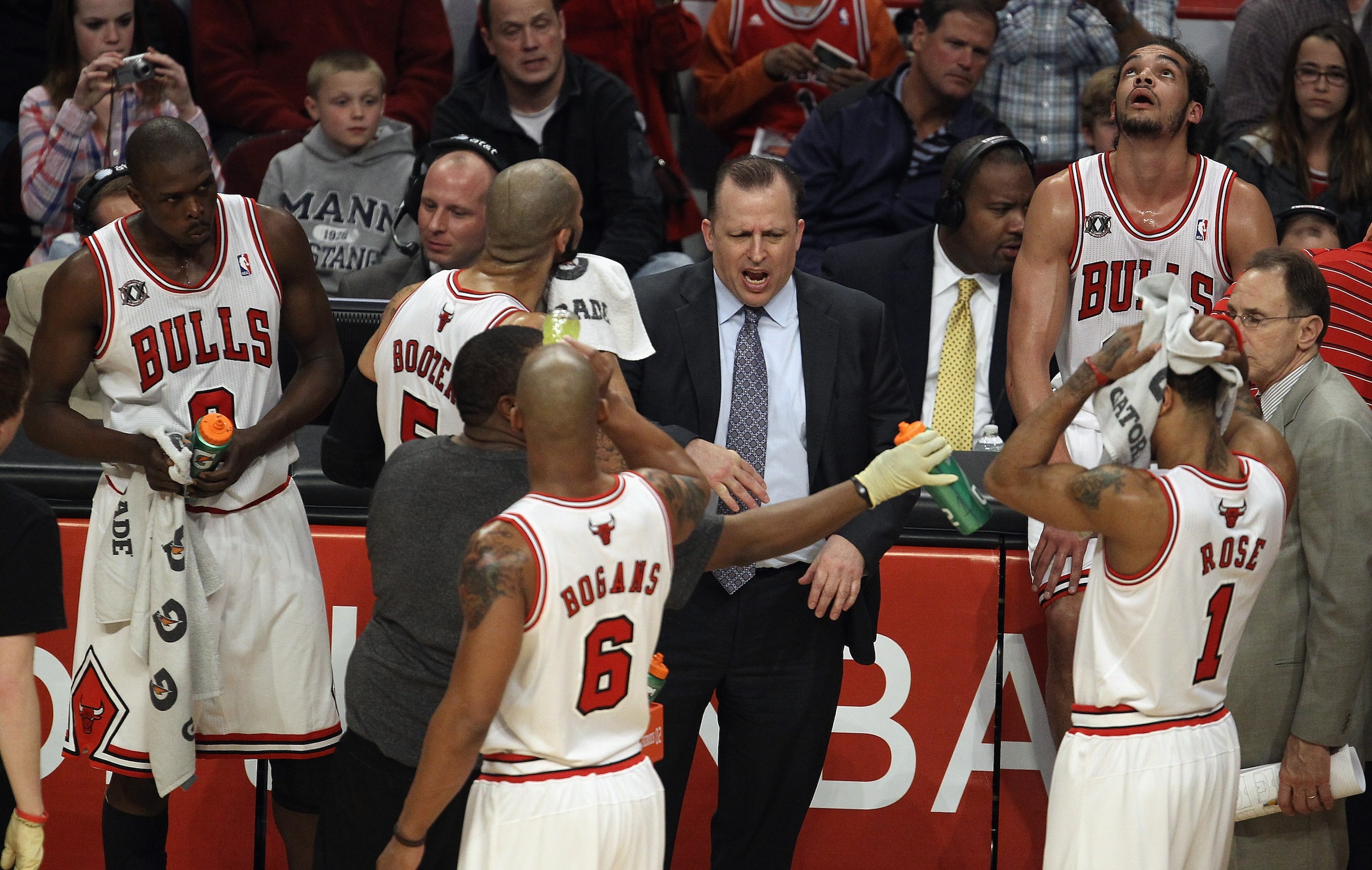 CHICAGO, IL - APRIL 13: Head coach Tom Thibodeau of the Chicago Bulls gives instructions to his starting five players (L-R) Loul Deng #9, Carlos Boozer #5, Keith Bogans #6, Derrick Rose #1 and Joakim Noah #13 during a game against the New Jersey Nets at t