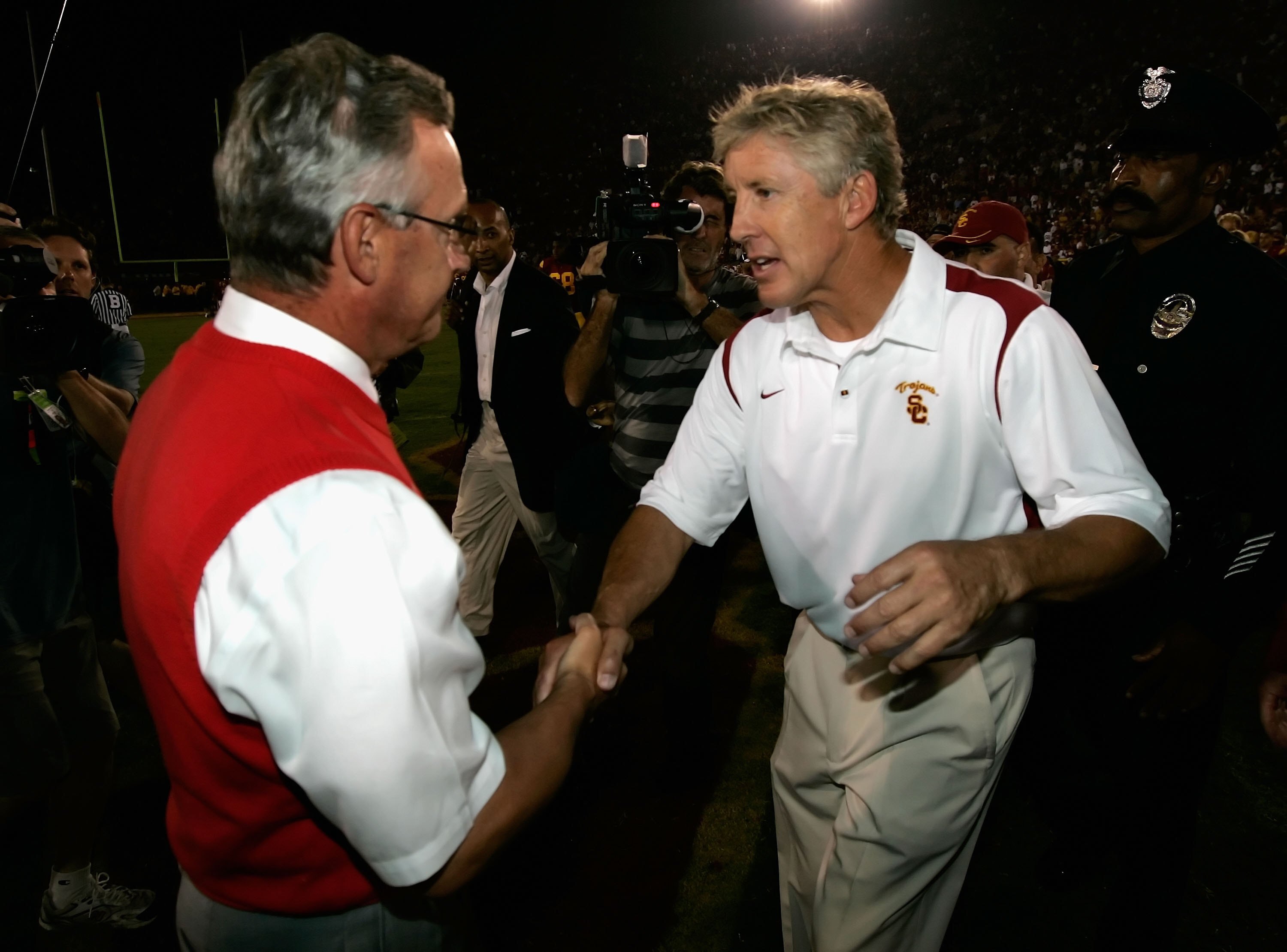 LOS ANGELES, CA - SEPTEMBER 13:  Head coach Jim Tressel of the Ohio State Buckeyes congratulates Pete Carroll of USC Trojans after the college football game at Los Angeles Memorial Coliseum on September 13, 2008 in Los Angeles, California. The Trojans def