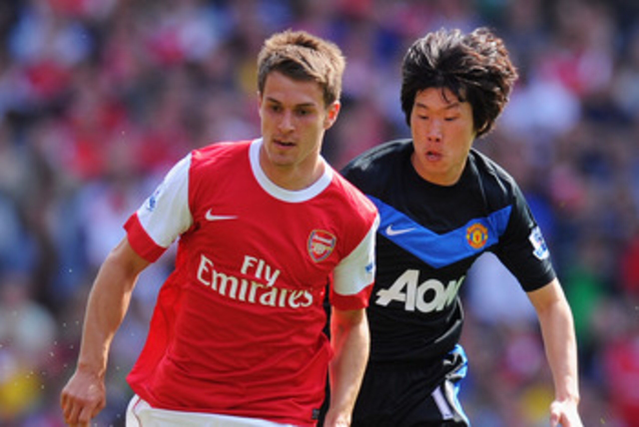 LONDON, ENGLAND - MAY 01:  Aaron Ramsey of Arsenal evades Ji-Sung Park of Manchester United  during the Barclays Premier League match between Arsenal and Manchester United at the Emirates Stadium on May 1, 2011 in London, England.  (Photo by Mike Hewitt/G