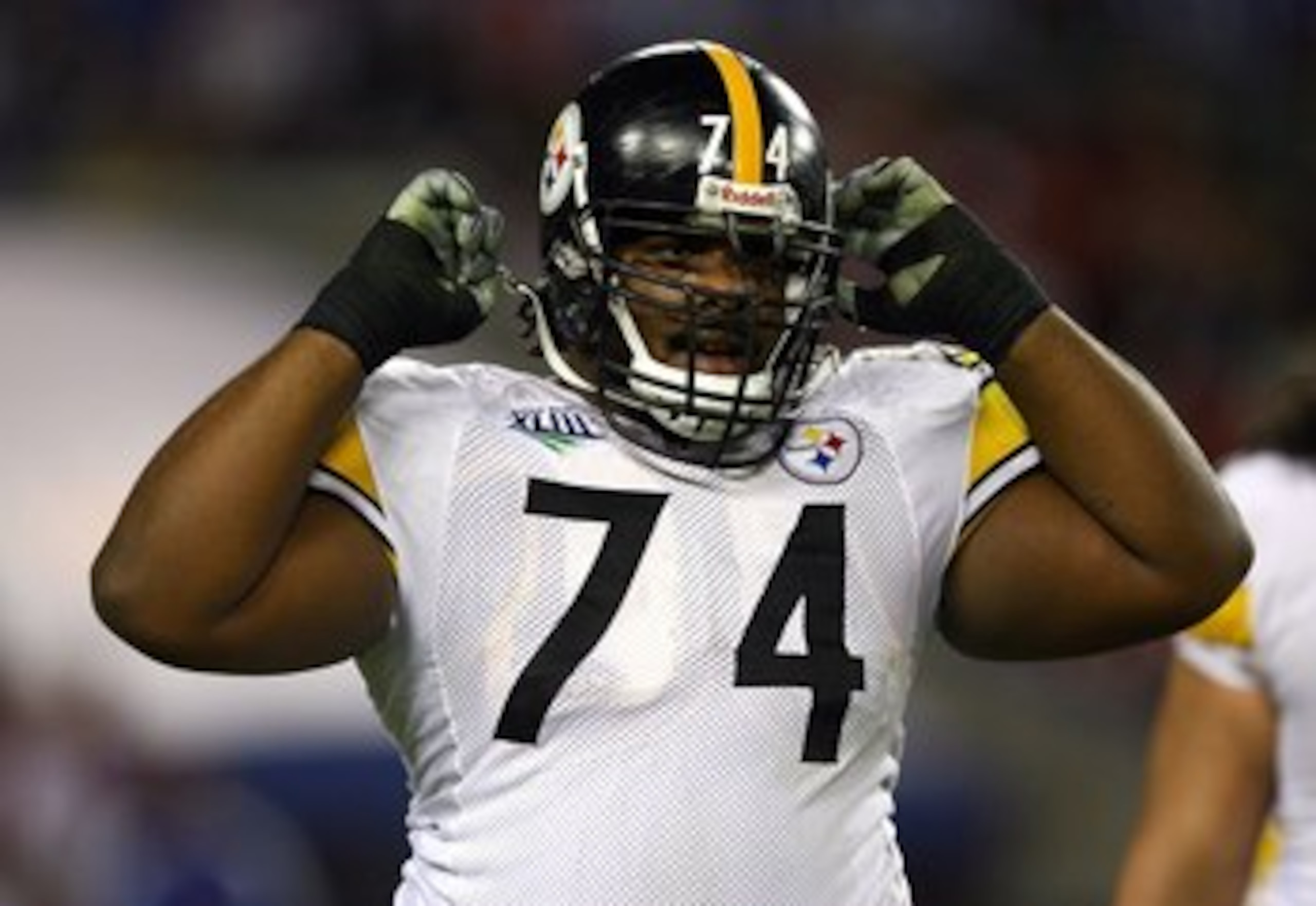 TAMPA, FL - FEBRUARY 01:  Tackle Willie Colon #74 of the Pittsburgh Steelers looks on against the Arizona Cardinals during Super Bowl XLIII on February 1, 2009 at Raymond James Stadium in Tampa, Florida.  (Photo by Jamie Squire/Getty Images)