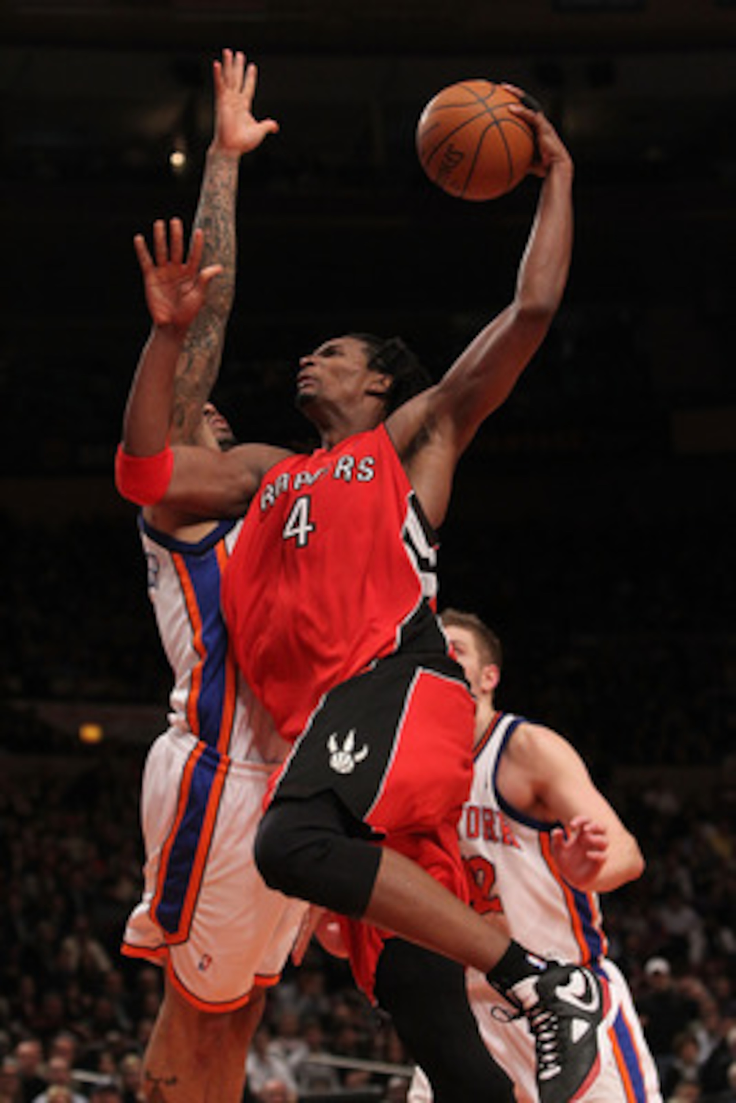 NEW YORK - JANUARY 28:  Chris Bosh #4 of the Toronto Raptors lays the ball up against the New York Knicks at Madison Square Garden on January 28, 2010 in New York, New York. NOTE TO USER: User expressly acknowledges and agrees that, by downloading and or 