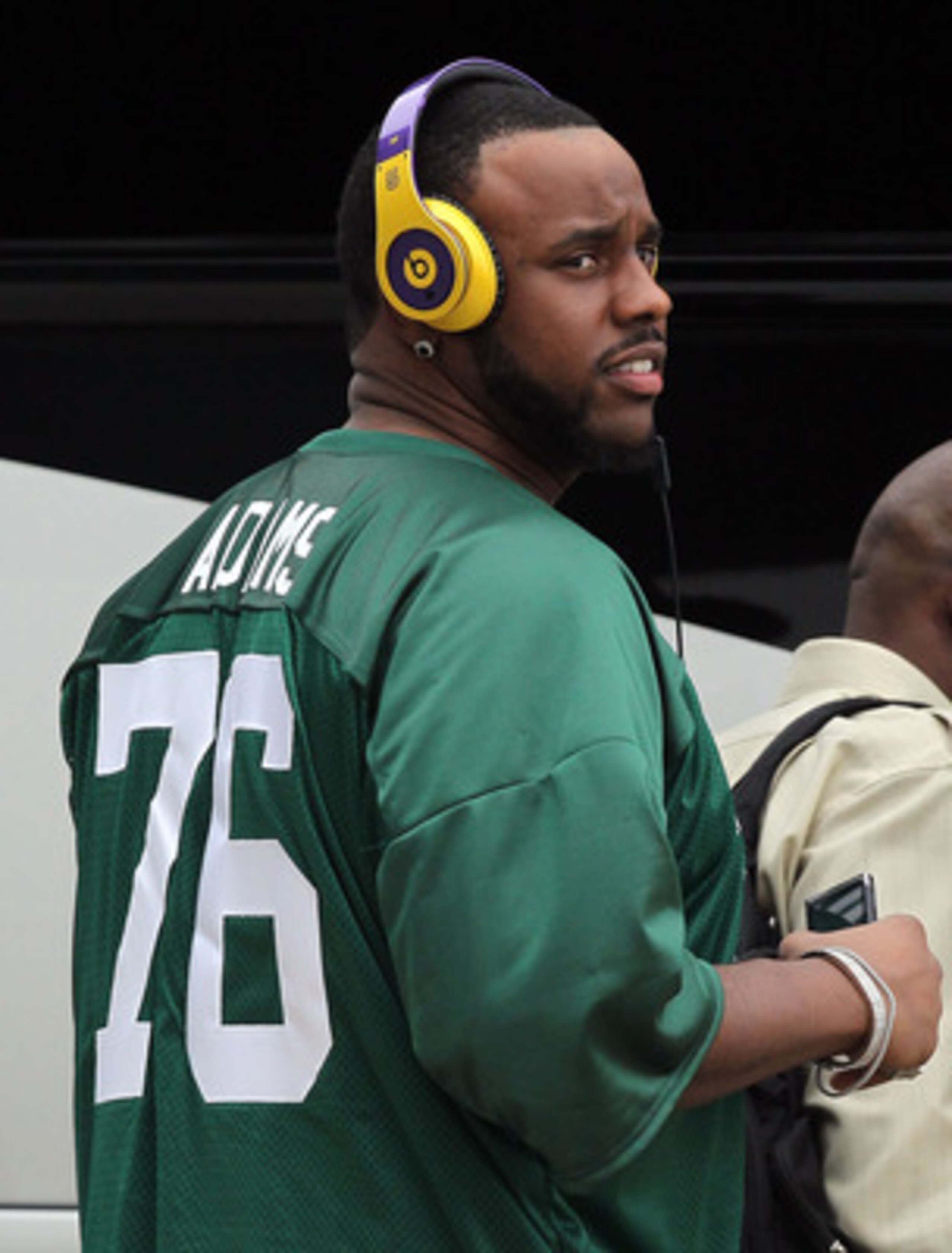 DALLAS, TX - JANUARY 31:  Jonathan Scott #72 of the Pittsburgh Steelers wears the Michigan State jersey of teammate Flozell Adams while arriving at Dallas Fort Worth International Airport on January 31, 2011 in Dallas, Texas.  The Pittsburgh Steelers will