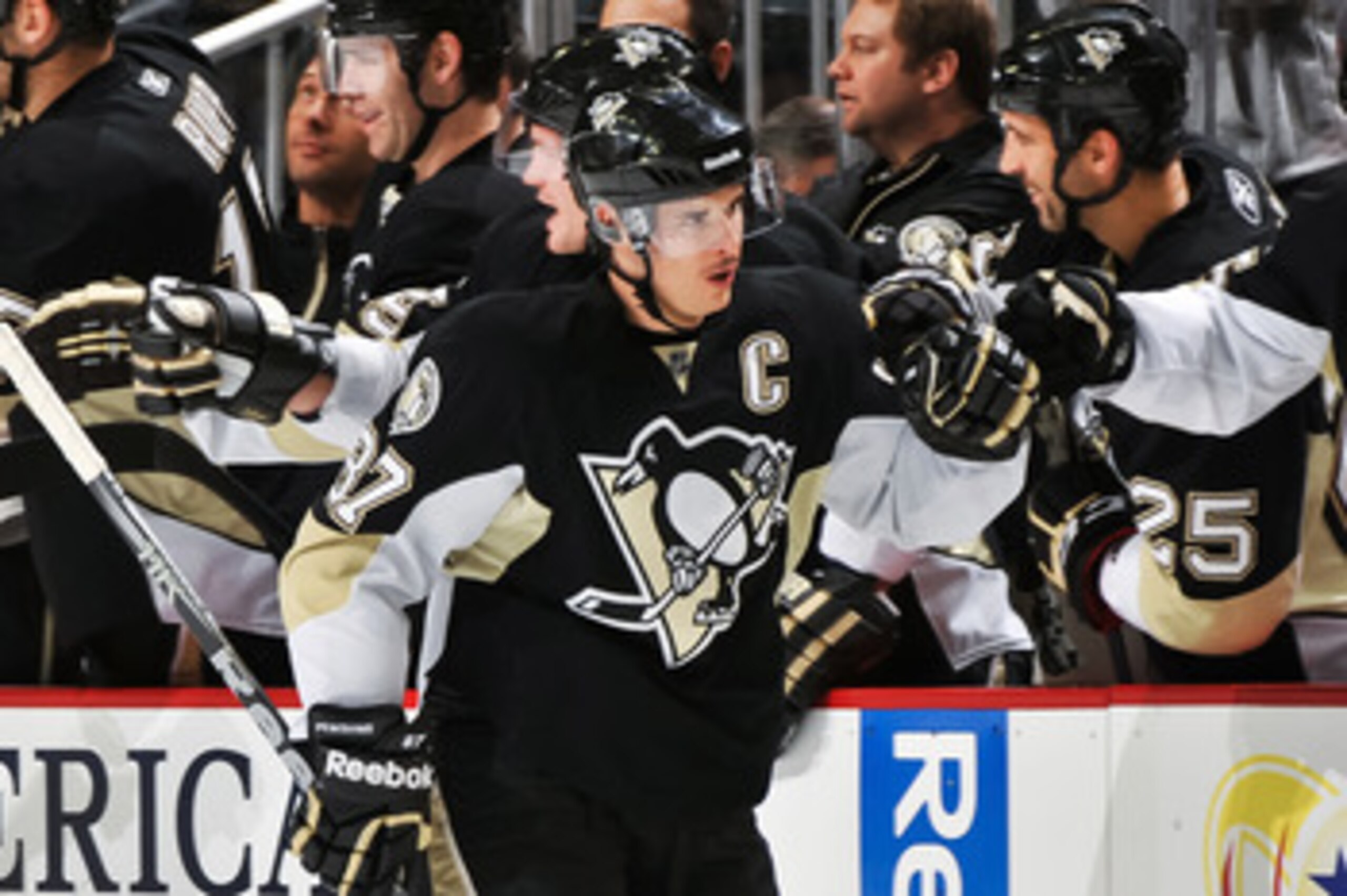 PITTSBURGH, PA - DECEMBER 20:  Sidney Crosby #87 of the Pittsburgh Penguins celebrates after scoring a goal against the Phoenix Coyotes on December 20, 2010 at CONSOL Energy Center in Pittsburgh, Pennsylvania.  (Photo by Jamie Sabau/Getty Images)