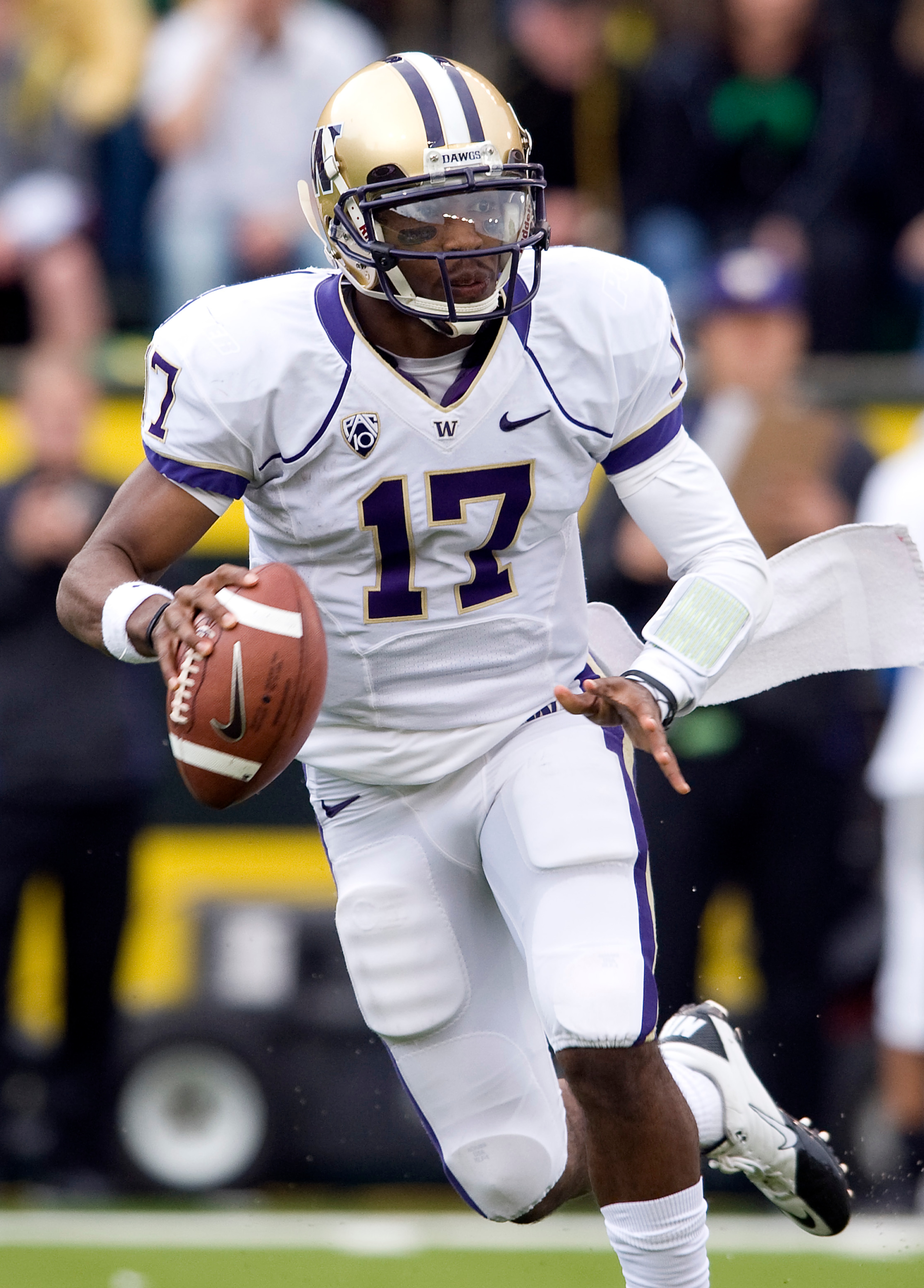 EUGENE, OR - NOVEMBER 06: Quarterback Keith Price #17 of the Washington Huskies scrambles out of the pocket in the third quarter of the game against the Oregon Ducks at Autzen Stadium on November 6, 2010 in Eugene, Oregon. The Ducks won the game 53-16. (P
