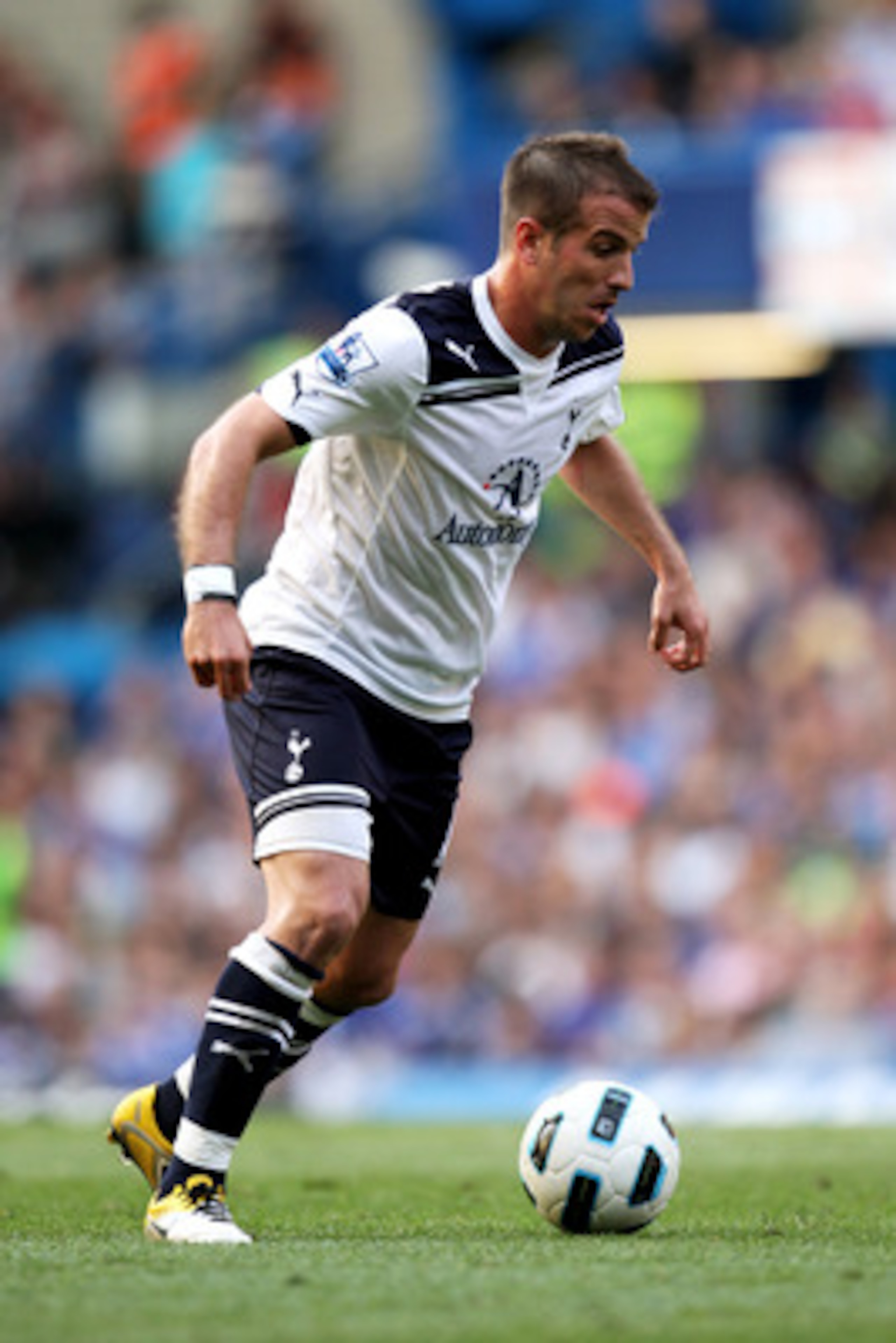 LONDON, ENGLAND - APRIL 30:  Rafael van der Vaart of Spurs controls the ball during the Barclays Premier League match between Chelsea and Tottenham Hotspur at Stamford Bridge on April 30, 2011 in London, England.  (Photo by Scott Heavey/Getty Images)