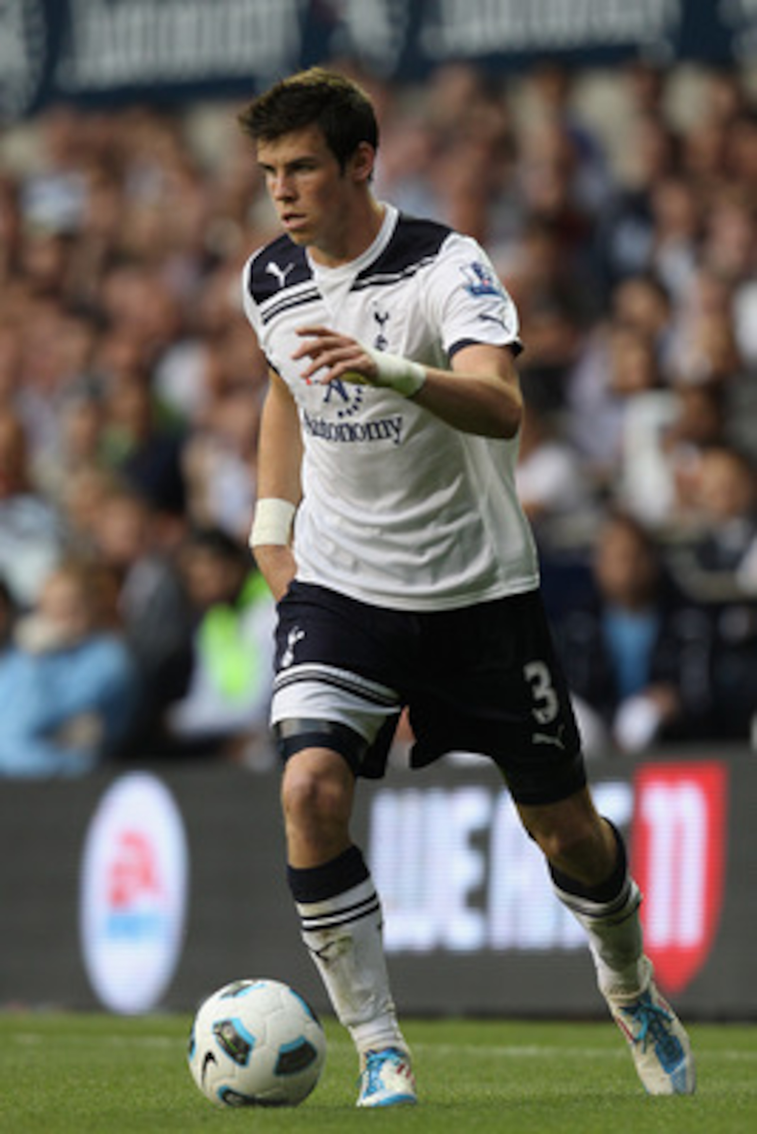 LONDON, UNITED KINGDOM - MAY 07: Gareth Bale of Spurs on the ball during the Barclays Premier League match between Tottenham Hotspur and Blackpool at White Hart Lane on May 7, 2011 in London, England.  (Photo by Scott Heavey/Getty Images)