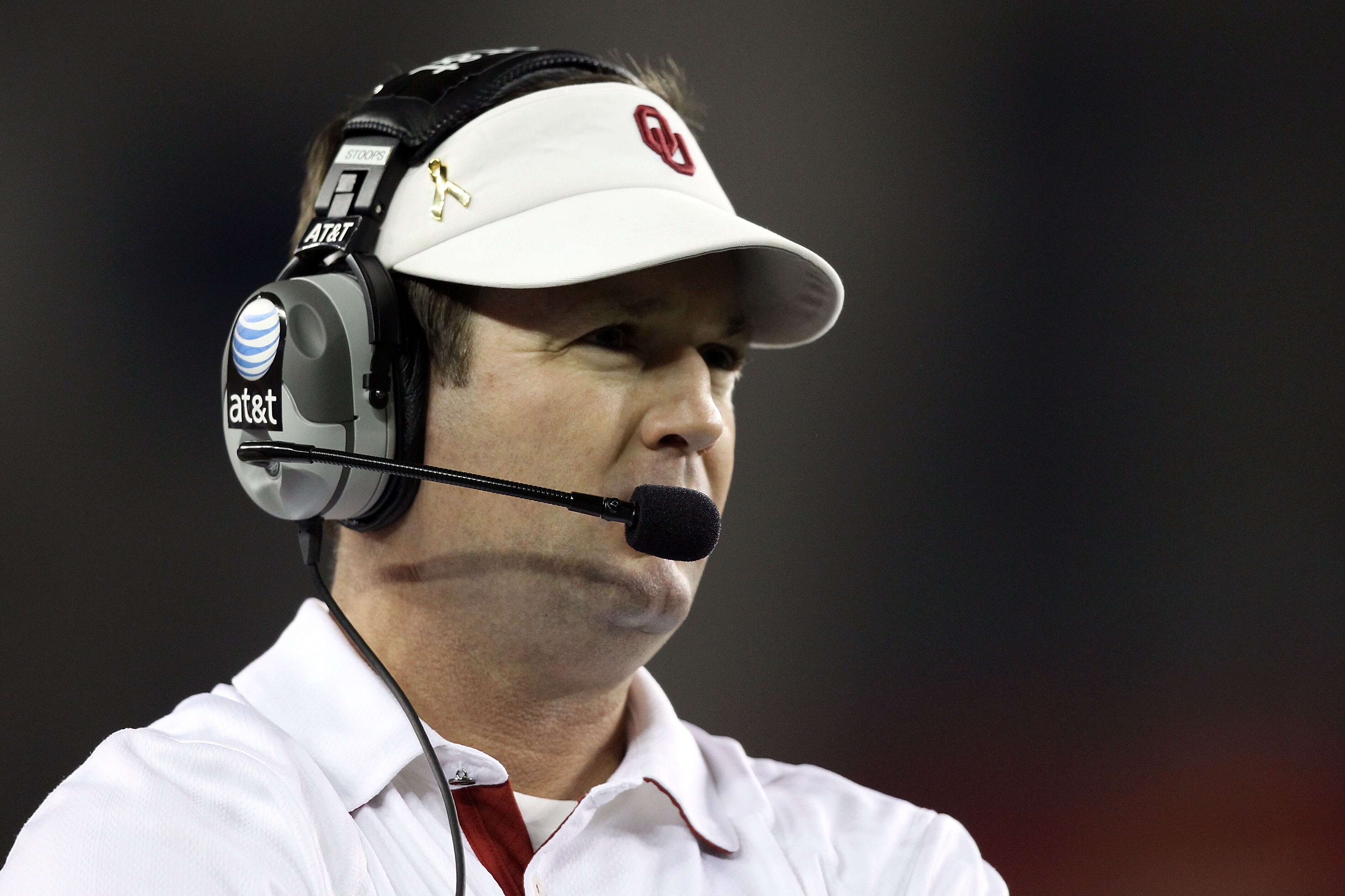 GLENDALE, AZ - JANUARY 01:  Head coach Bob Stoops looks on while taking on the Connecticut Huskies during the Tostitos Fiesta Bowl at the Universtity of Phoenix Stadium on January 1, 2011 in Glendale, Arizona.  (Photo by Christian Petersen/Getty Images)