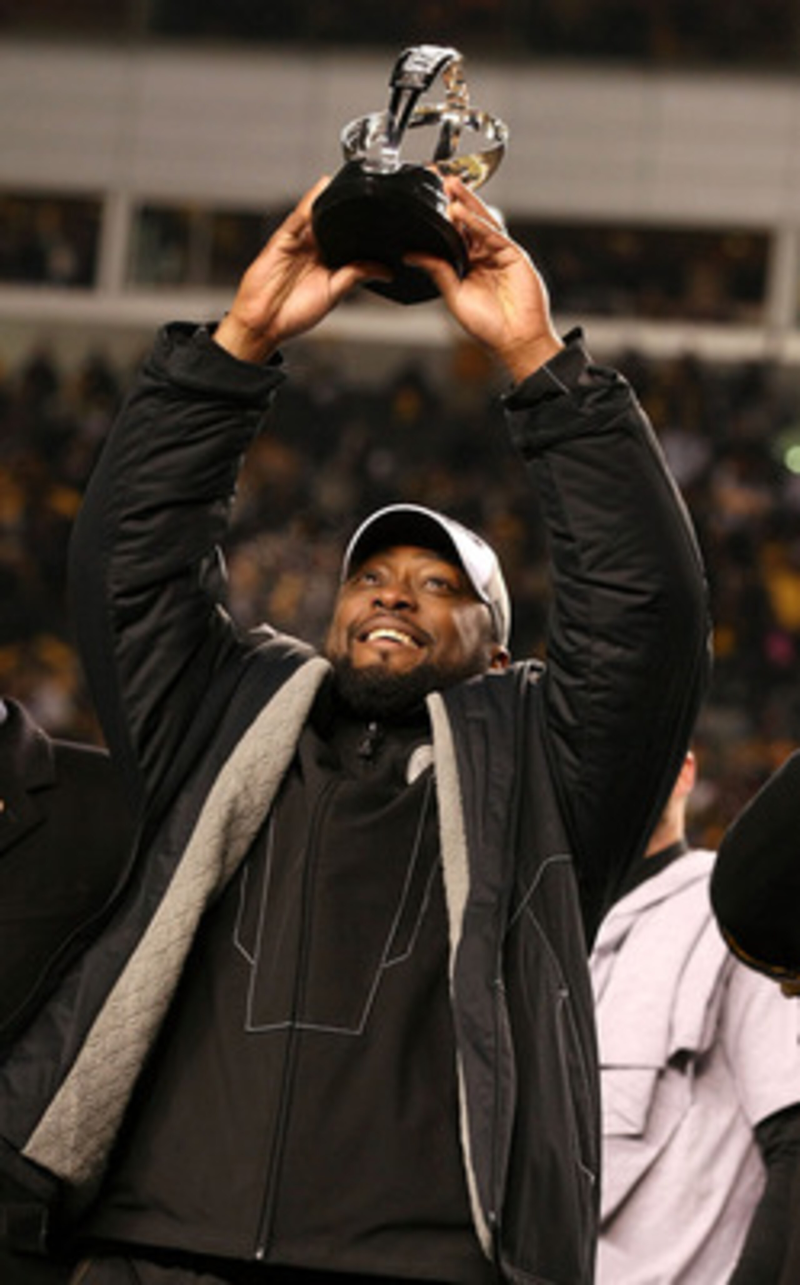 PITTSBURGH, PA - JANUARY 23: Head coach Mike Tomlin of the Pittsburgh Steelers holds up the Lamar Hunt trophy after the Steelers defeated the New York Jets 24 to 19 in the 2011 AFC Championship game at Heinz Field on January 23, 2011 in Pittsburgh, Penns PITTSBURGH, PA - JANUARY 23: Head coach Mike Tomlin of the Pittsburgh Steelers holds up the Lamar Hunt trophy after the Steelers defeated the New York Jets 24 to 19 in the 2011 AFC Championship game at Heinz Field on January 23, 2011 in Pittsburgh, Penns