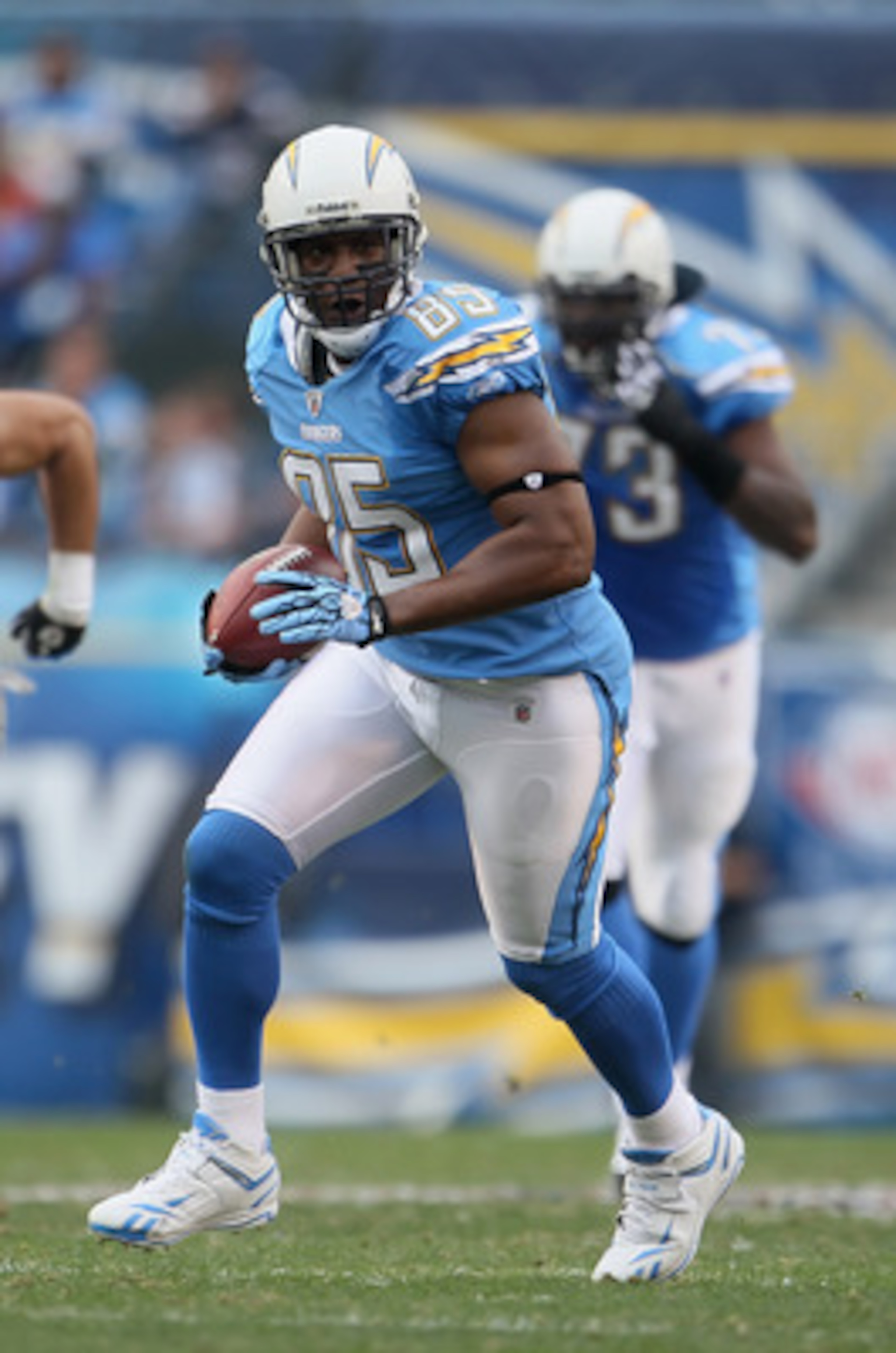 SAN DIEGO - DECEMBER 05: Tight end Antonio Gates #85 of the San Diego Chargers carries the ball against the Oakland Raiders at Qualcomm Stadium on December 5, 2010 in San Diego, California. The Raiders defeated the Chargers 28-13. (Photo by Jeff Gross/G SAN DIEGO - DECEMBER 05: Tight end Antonio Gates #85 of the San Diego Chargers carries the ball against the Oakland Raiders at Qualcomm Stadium on December 5, 2010 in San Diego, California. The Raiders defeated the Chargers 28-13. (Photo by Jeff Gross/G