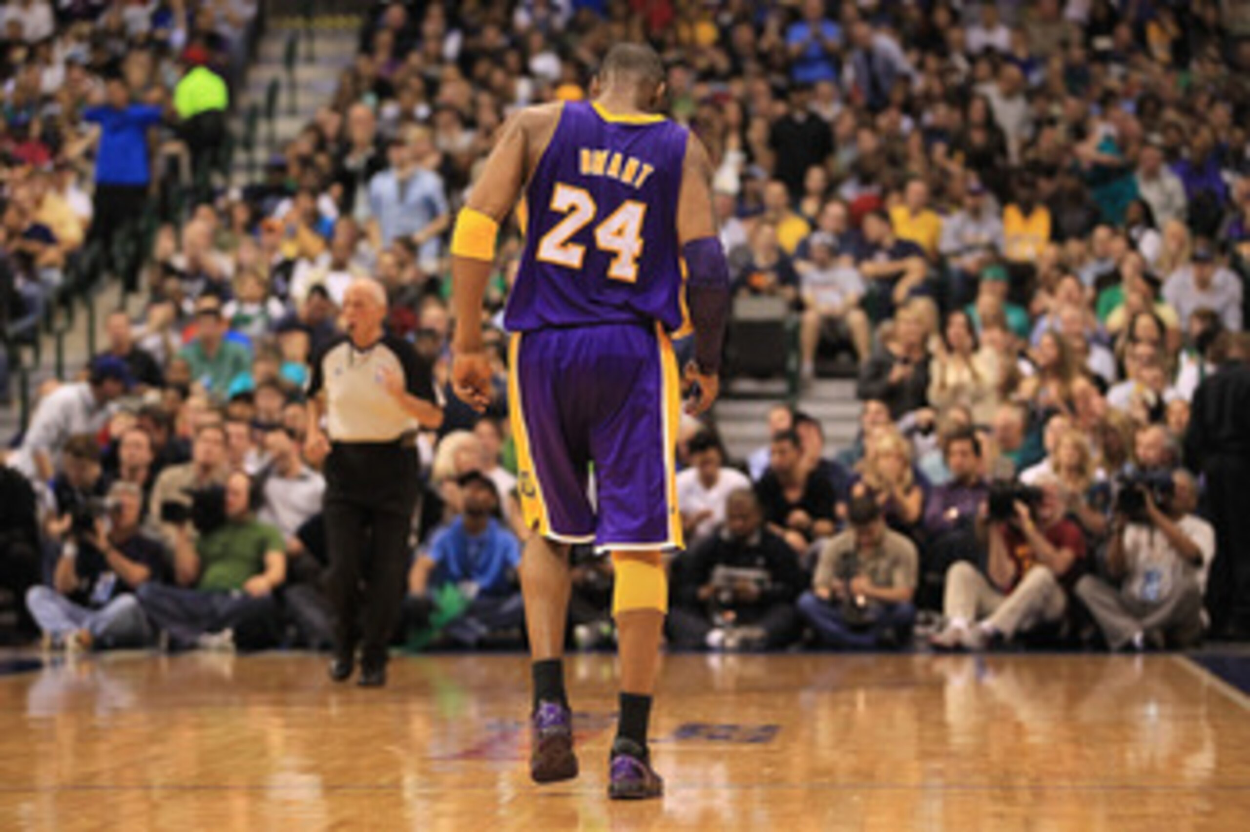 DALLAS, TX - MARCH 12:  Guard Kobe Bryant #24 of the Los Angeles Lakers leaves the court after an injury during play against the Dallas Mavericks at American Airlines Center on March 12, 2011 in Dallas, Texas.  NOTE TO USER: User expressly acknowledges an