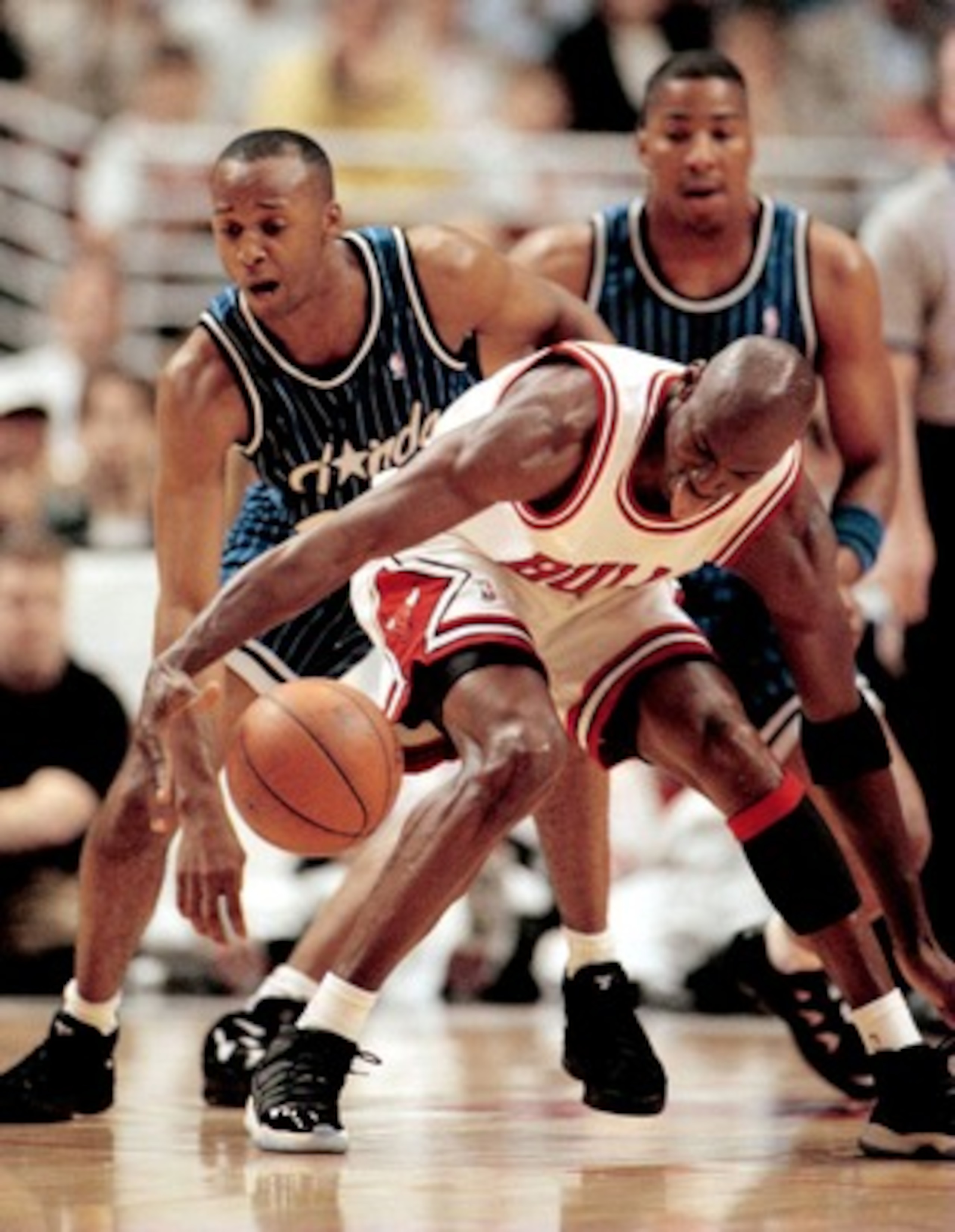 14 MAY 1995:  CHICAGO BULLS GUARD MICHAEL JORDAN REGAINS CONTROL OF THE BALL AS ORLANDO MAGIC GUARD BRIAN SHAW ATTEMPTS TO COME IN FOR THE STEAL DURING FIRST HALF ACTION OF GAME FOUR IN THE EASTERN CONFERENCE SEMIFINAL MATCHUP AT THE UNITED CENTER IN CHIC