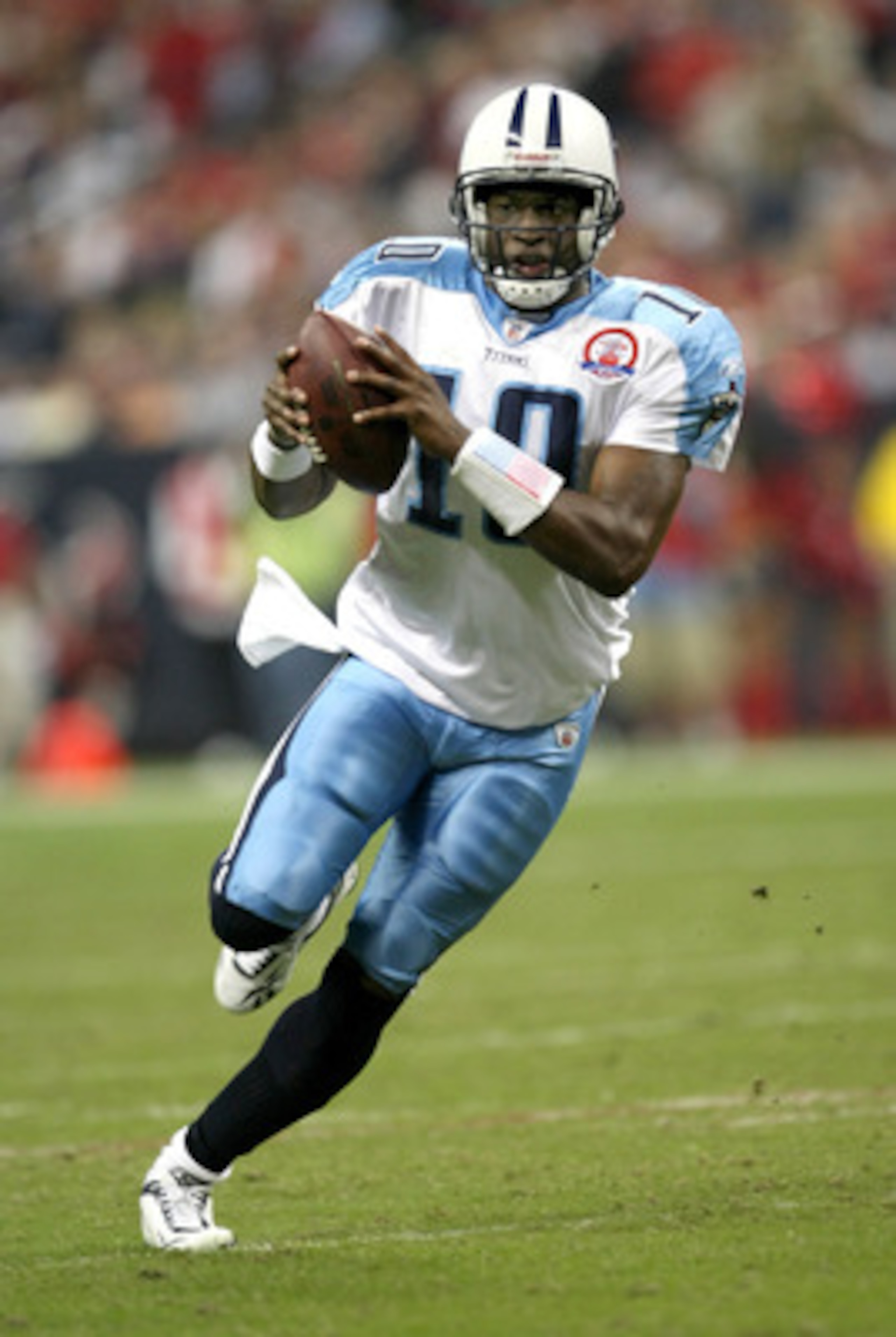 HOUSTON - NOVEMBER 23:  Quarterback Vince Young #25 of the Tennessee Titans runs the ball down to the one yard line against the Houston Texans on November 23, 2009  at Reliant Stadium in Houston, Texas.  (Photo by Stephen Dunn/Getty Images)
