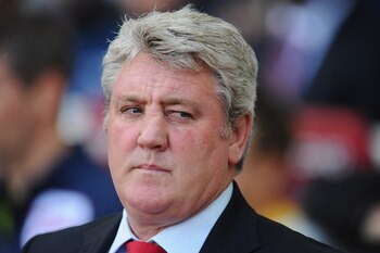 LONDON, ENGLAND - MAY 22:  Sunderland manager Steve Bruce looks on during the Barclays Premier League match between West Ham United and Sunderland at Boleyn Ground on May 22, 2011 in London, England.  (Photo by Mike Hewitt/Getty Images)