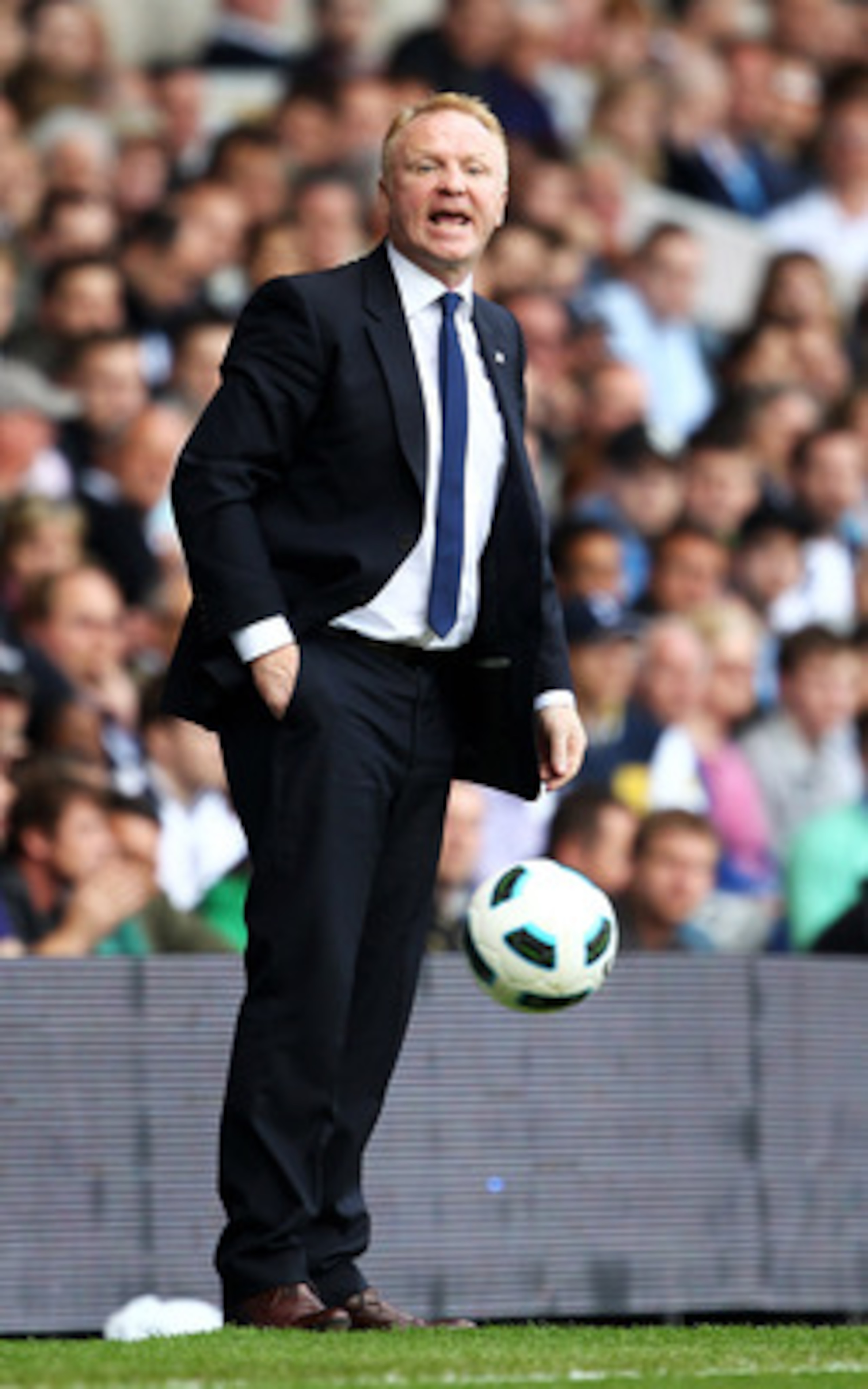 LONDON, ENGLAND - MAY 22: Alex McLeish, manager of Birmingham City shouts instructions during the Barclays Premier League match between Tottenham Hotspur and Birmingham City at White Hart Lane on May 22, 2011 in London, England. (Photo by Julian Finney/ LONDON, ENGLAND - MAY 22: Alex McLeish, manager of Birmingham City shouts instructions during the Barclays Premier League match between Tottenham Hotspur and Birmingham City at White Hart Lane on May 22, 2011 in London, England. (Photo by Julian Finney/