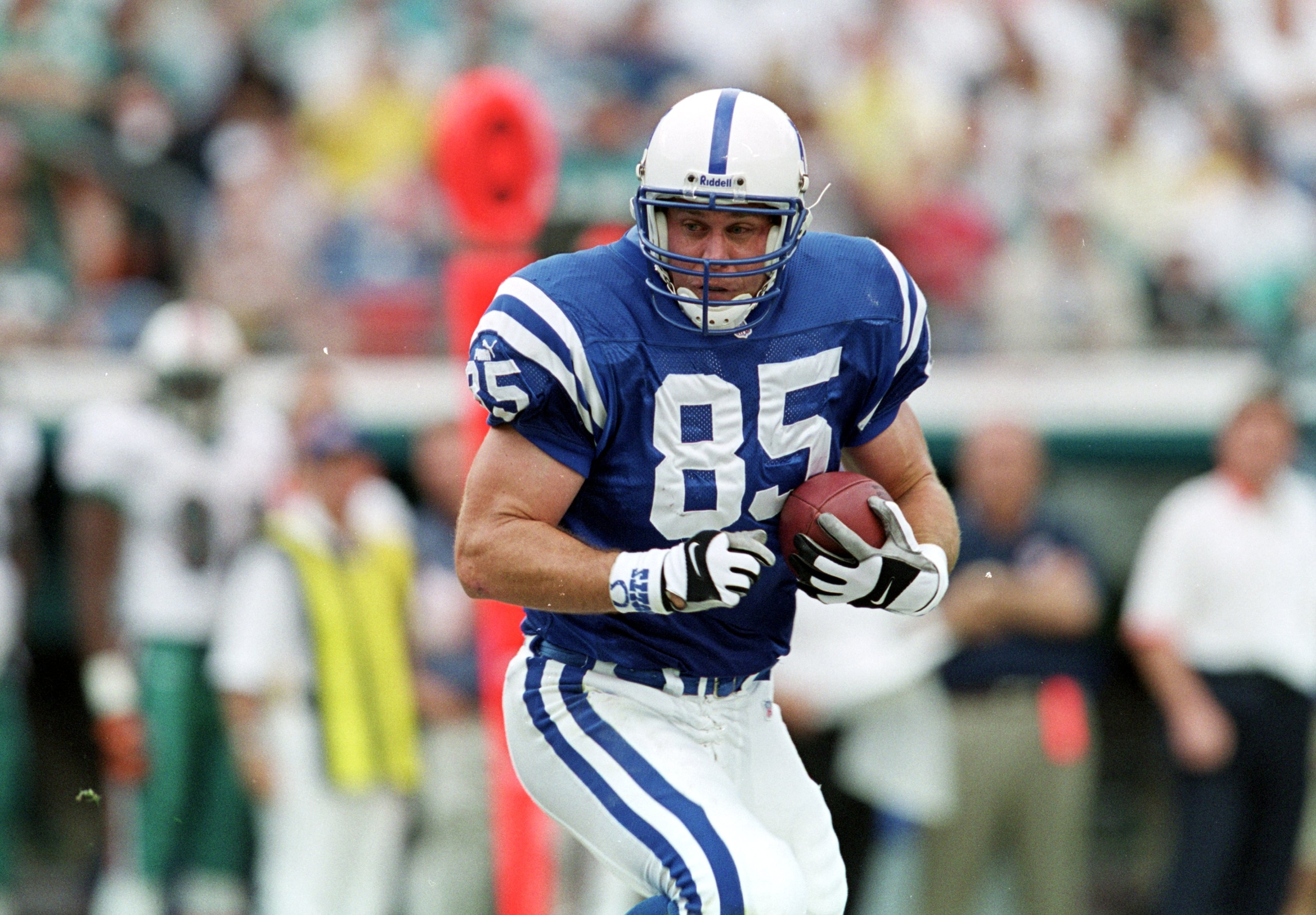 5 Dec 1999:  Ken Dilger #85 of the Indianapolis Colts moves with the ball during the game against the Miami Dolphins at the Pro Player Stadium in Miami, Florida. The Colts defeated the Dolphins 37-34. Mandatory Credit: Andy Lyons  /Allsport