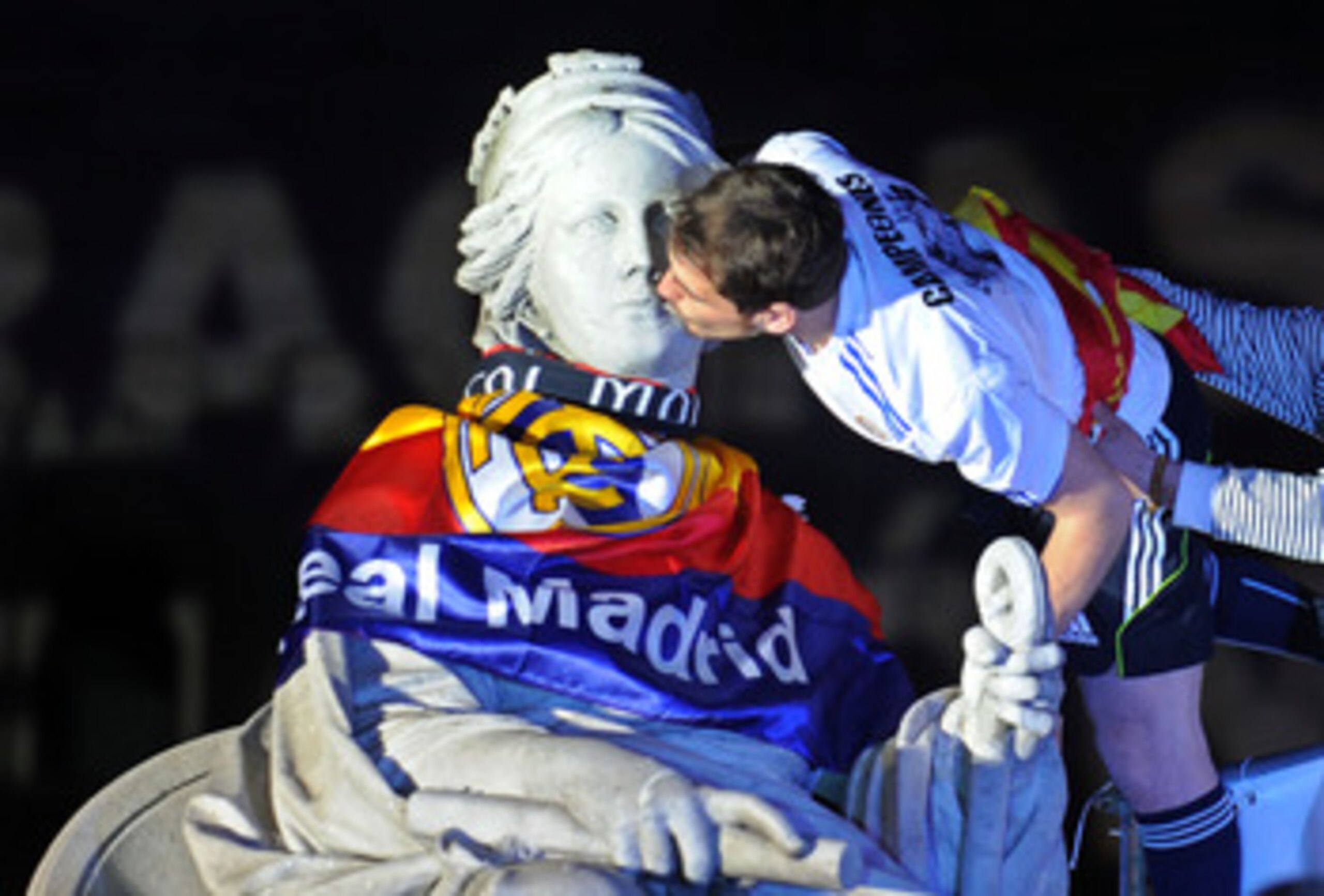 MADRID, SPAIN - APRIL 21: Iker Casillas of Real Madrid kisses the Cibeles statue on April 21, 2011 in Madrid, Spain. Real beat Barcelona 1-0 in the Copa del Rey final in Valencia's Mestalla stadium on April 20.  (Photo by Denis Doyle/Getty Images)