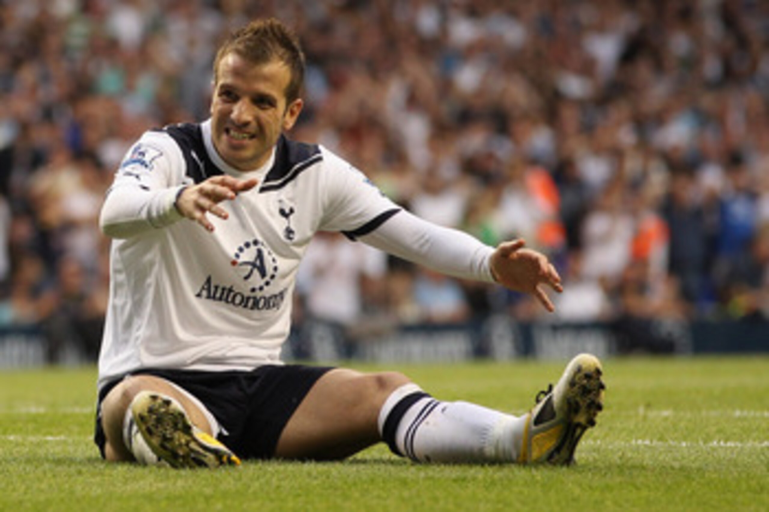 LONDON, UNITED KINGDOM - MAY 07: Rafael Van der Vaart of Spurs reacts during the Barclays Premier League match between Tottenham Hotspur and Blackpool at White Hart Lane on May 7, 2011 in London, England. (Photo by Scott Heavey/Getty Images) LONDON, UNITED KINGDOM - MAY 07: Rafael Van der Vaart of Spurs reacts during the Barclays Premier League match between Tottenham Hotspur and Blackpool at White Hart Lane on May 7, 2011 in London, England. (Photo by Scott Heavey/Getty Images)