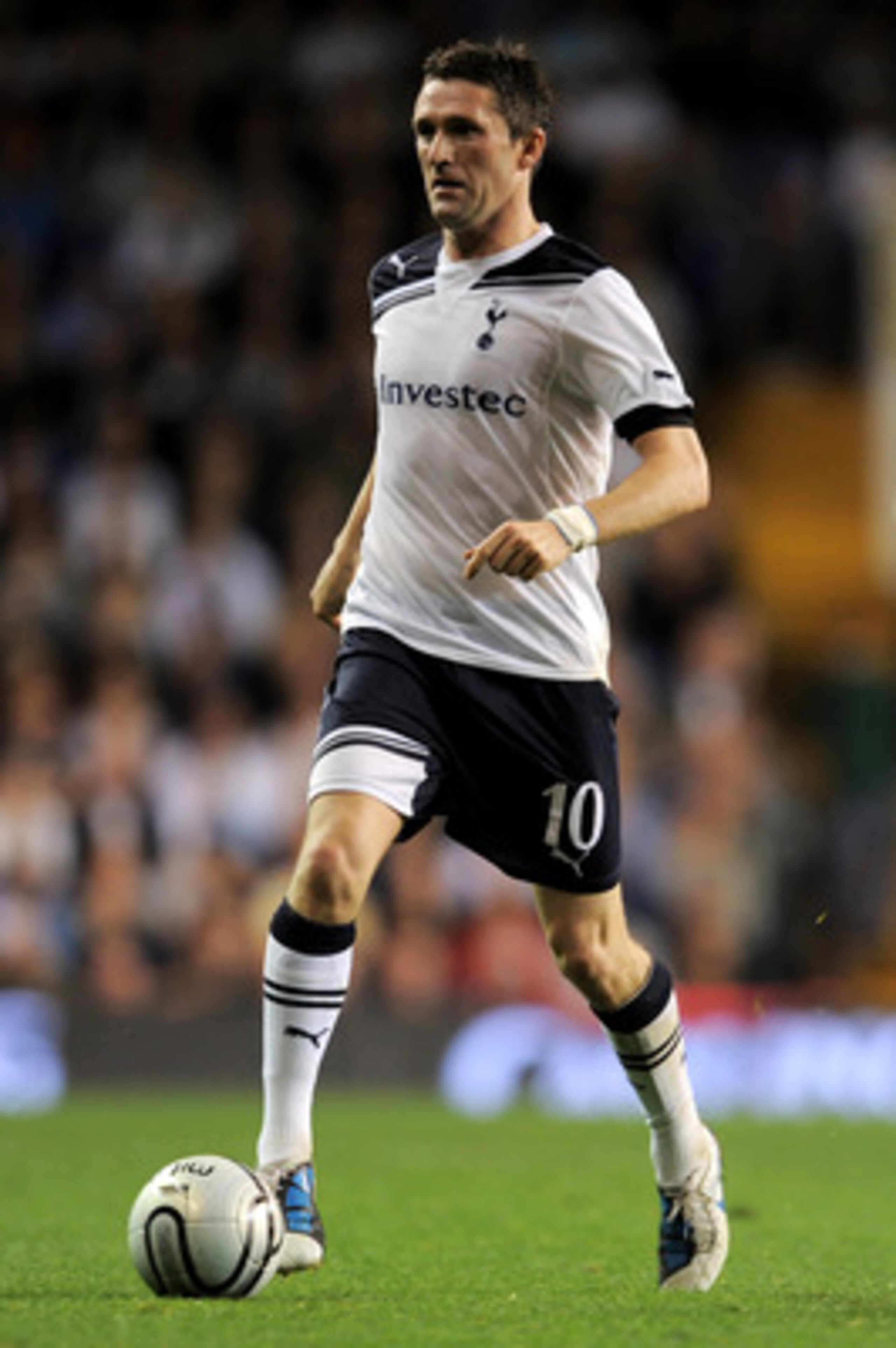 LONDON, ENGLAND - SEPTEMBER 21: Robbie Keane of Spurs runs with the ball during the Carling Cup third round match between Tottenham Hotspur and Arsenal at White Hart Lane on September 21, 2010 in London, England. (Photo by Michael Regan/Getty Images) LONDON, ENGLAND - SEPTEMBER 21: Robbie Keane of Spurs runs with the ball during the Carling Cup third round match between Tottenham Hotspur and Arsenal at White Hart Lane on September 21, 2010 in London, England. (Photo by Michael Regan/Getty Images)