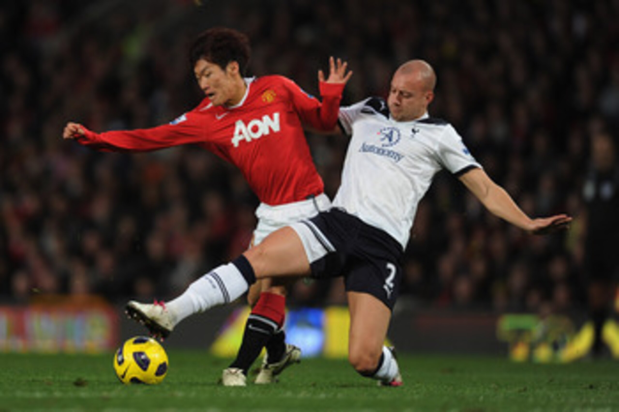 MANCHESTER, ENGLAND - OCTOBER 30: ji-Sung Park of manchester United in action with Alan Hutton of Tottenham during the Barclays Premier League match between Manchester United and Tottenham Hotspur at Old Trafford on October 30, 2010 in Manchester, England MANCHESTER, ENGLAND - OCTOBER 30: ji-Sung Park of manchester United in action with Alan Hutton of Tottenham during the Barclays Premier League match between Manchester United and Tottenham Hotspur at Old Trafford on October 30, 2010 in Manchester, England