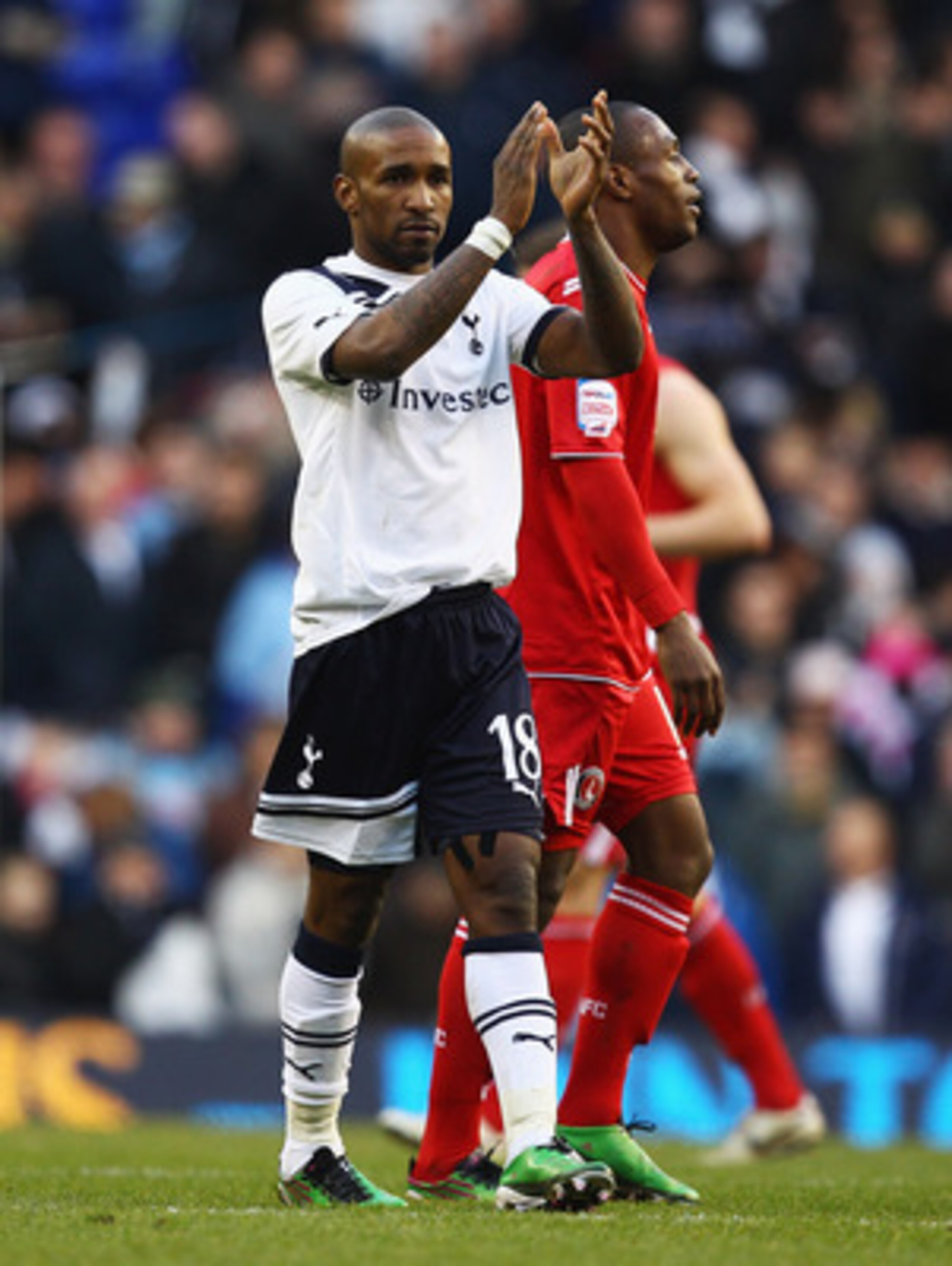 LONDON, ENGLAND - JANUARY 09: Jermain Defoe of Tottenham Hotspur applauds the fans after the FA Cup sponsored by E.ON 3rd Round match between Tottenham Hotspur and Charlton Athletic at White Hart Lane on January 9, 2011 in London, England. (Photo by Ric LONDON, ENGLAND - JANUARY 09: Jermain Defoe of Tottenham Hotspur applauds the fans after the FA Cup sponsored by E.ON 3rd Round match between Tottenham Hotspur and Charlton Athletic at White Hart Lane on January 9, 2011 in London, England. (Photo by Ric
