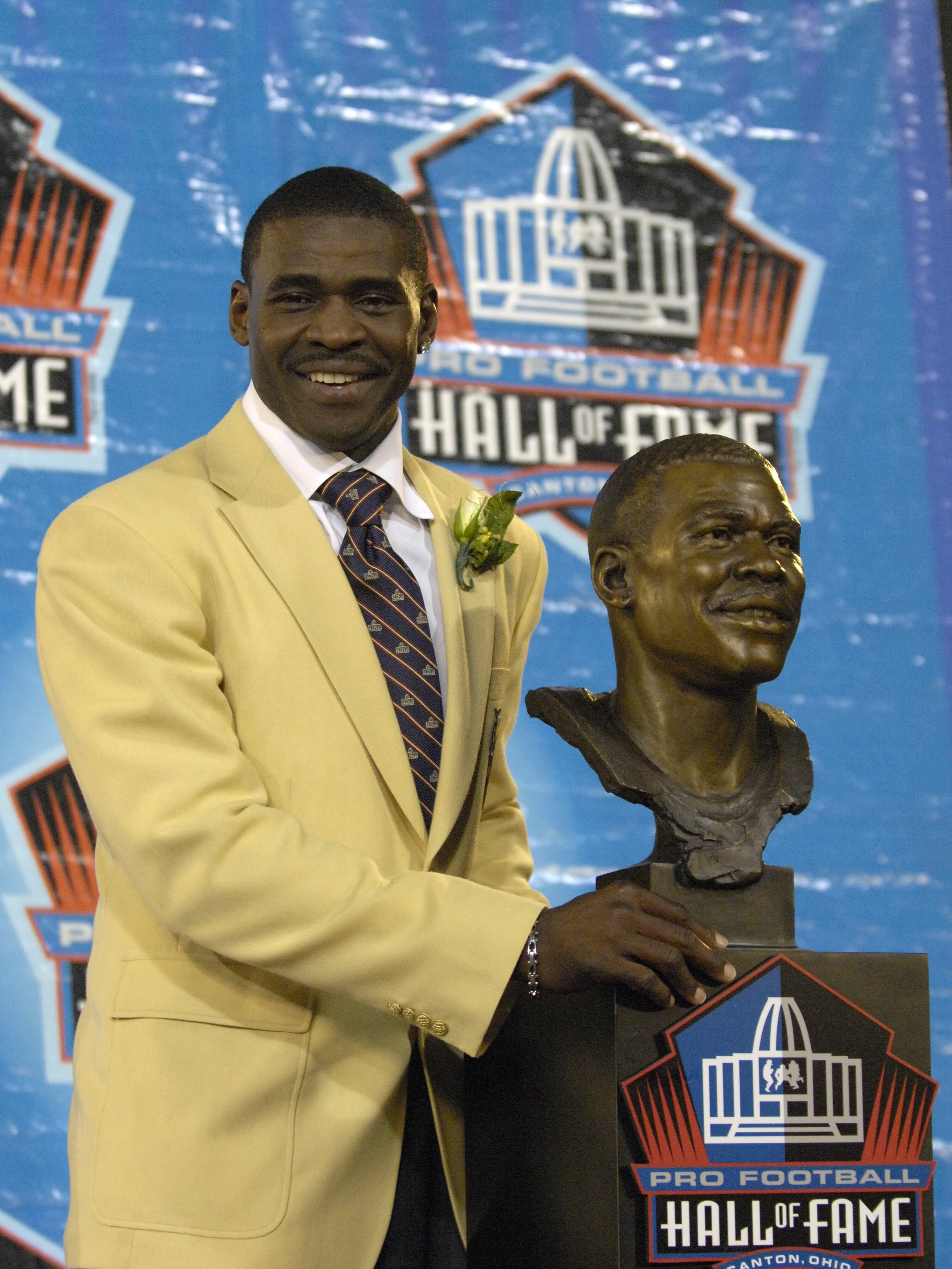 CANTON, OH - AUGUST 04: Michael Irvin poses with his bust during the Class of 2007 Pro Football Hall of Fame Enshrinement Ceremony August 4, 2007 in Canton, Ohio. (Photo by Al Messerschmidt/Getty Images)