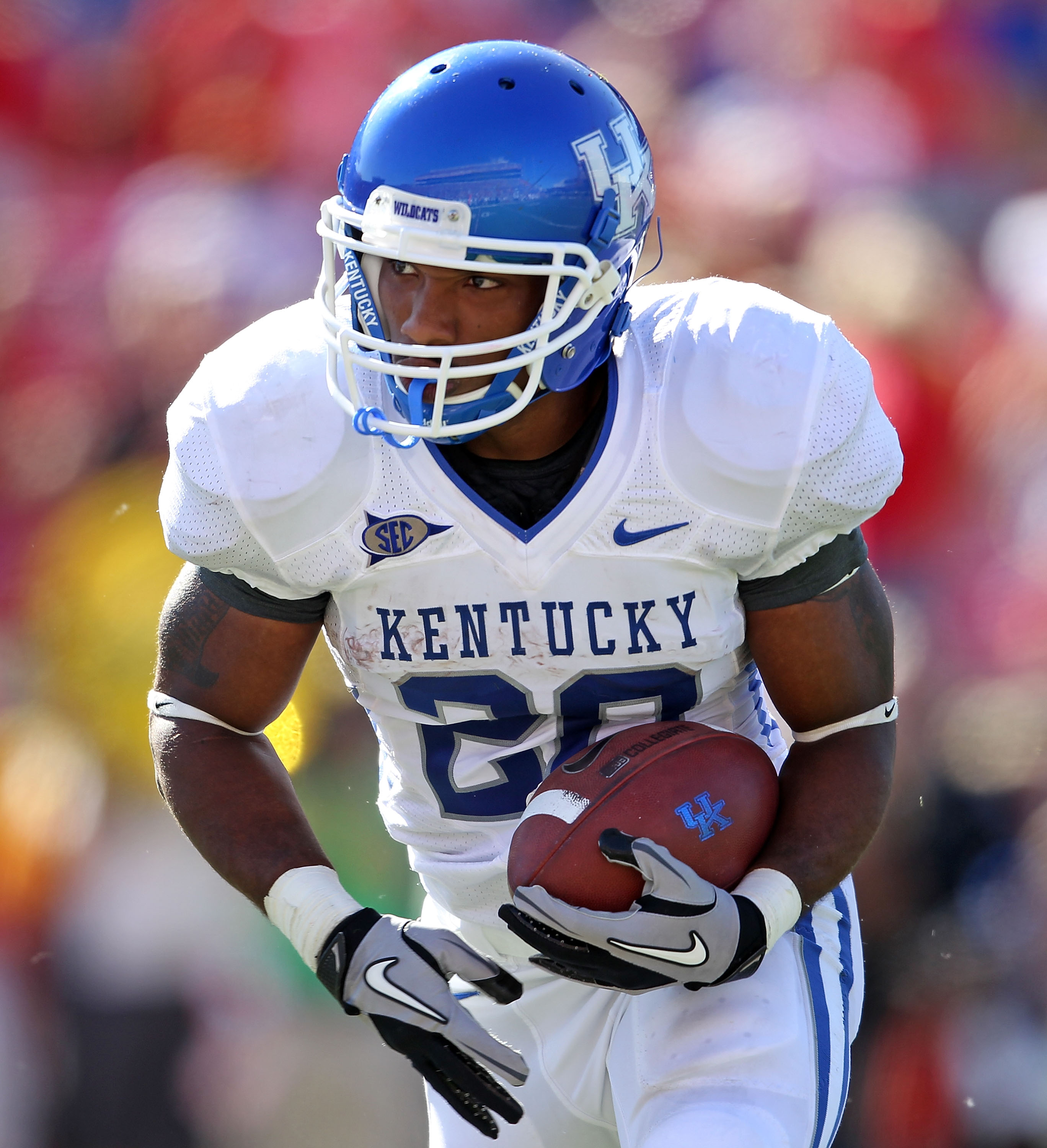 LOUISVILLE, KY - SEPTEMBER 04:  Derrick Locke #20 of the Kentucky Wildcats runs with the ball during the game against the Louisville Cardinals at Papa John's Cardinal Stadium on September 4, 2010 in Louisville, Kentucky.  (Photo by Andy Lyons/Getty Images