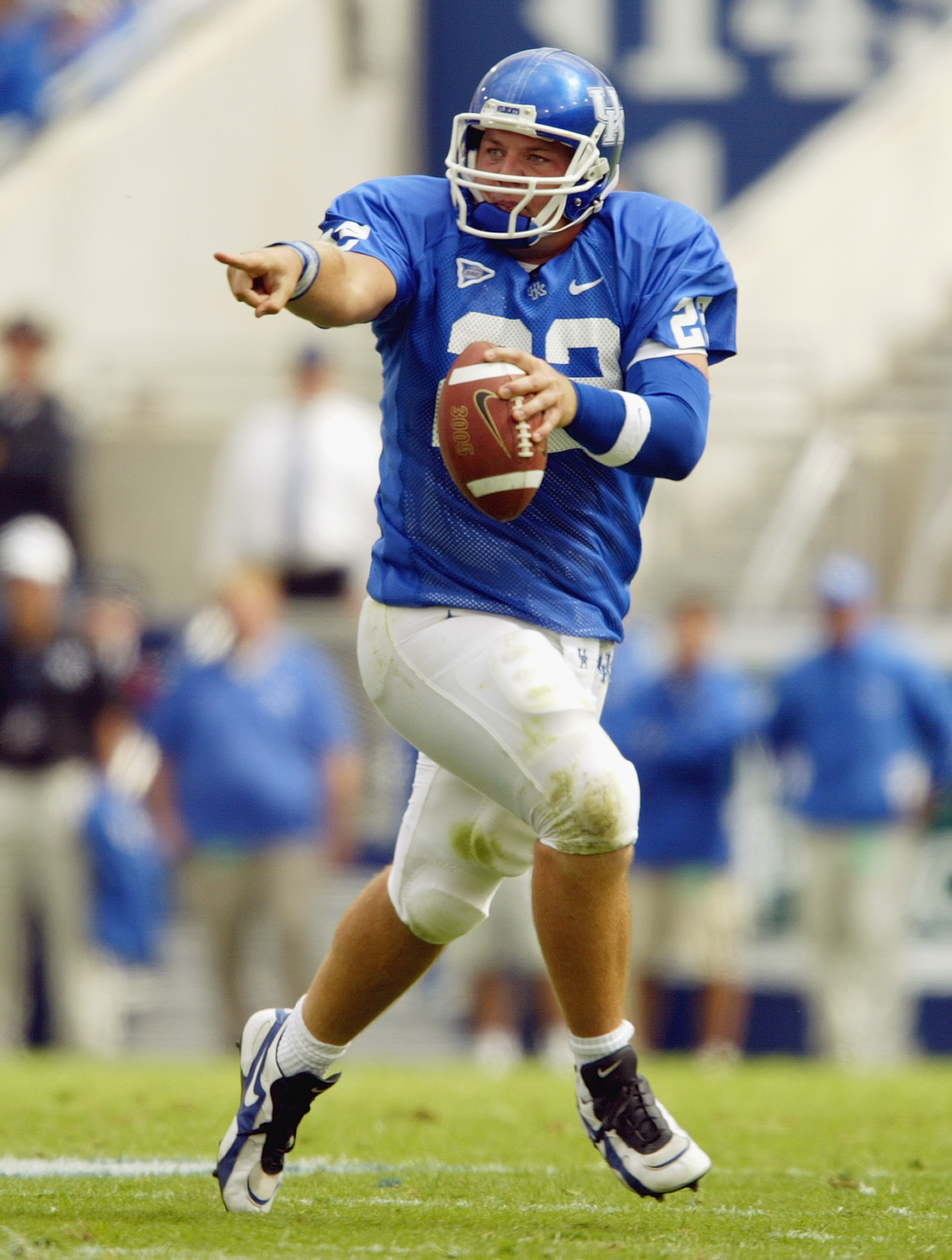 LEXINGTON, KY - SEPTEMBER 27: Quarterback Jared Lorenzen #22 of Kentucky scrambles to make a play against Florida on September 27, 2003 at Commonwealth Stadium in Lexington, Kentucky. Florida won 24-21. (Photo by Andy Lyons/Getty Images) LEXINGTON, KY - SEPTEMBER 27: Quarterback Jared Lorenzen #22 of Kentucky scrambles to make a play against Florida on September 27, 2003 at Commonwealth Stadium in Lexington, Kentucky. Florida won 24-21. (Photo by Andy Lyons/Getty Images)