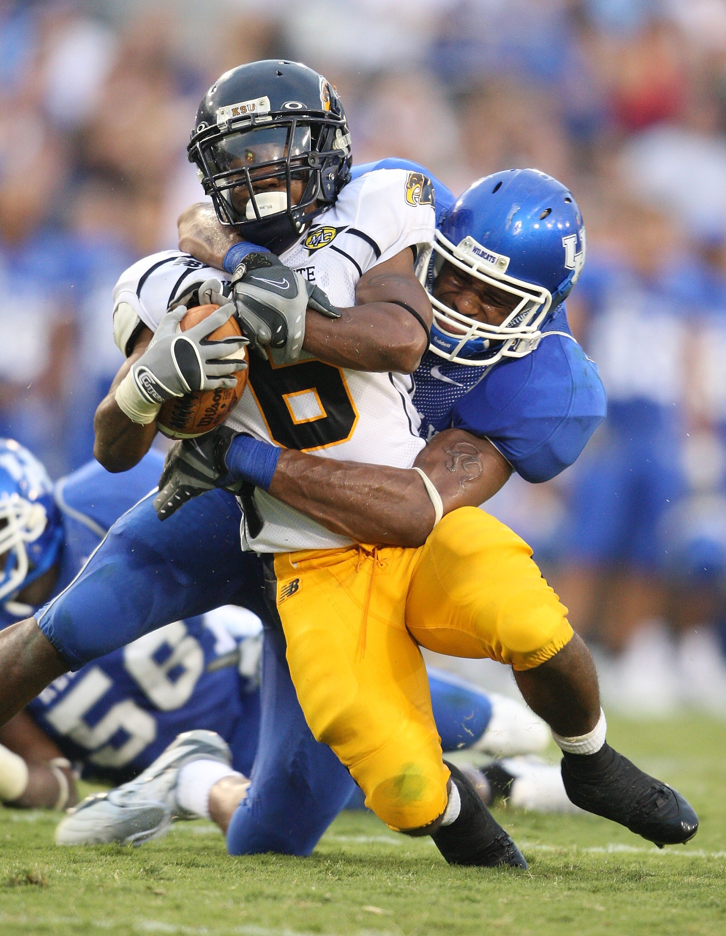 LEXINGTON, KY - SEPTEMBER 08:  Wesley Woodyard #16 of the Kentucky Wildcats tackles Eugene Jarvis #6 of  the Kent State Golden Flashes on September 8, 2007 at Commonwealth Stadium in Lexington, Kentucky.  (Photo by Andy Lyons/Getty Images)