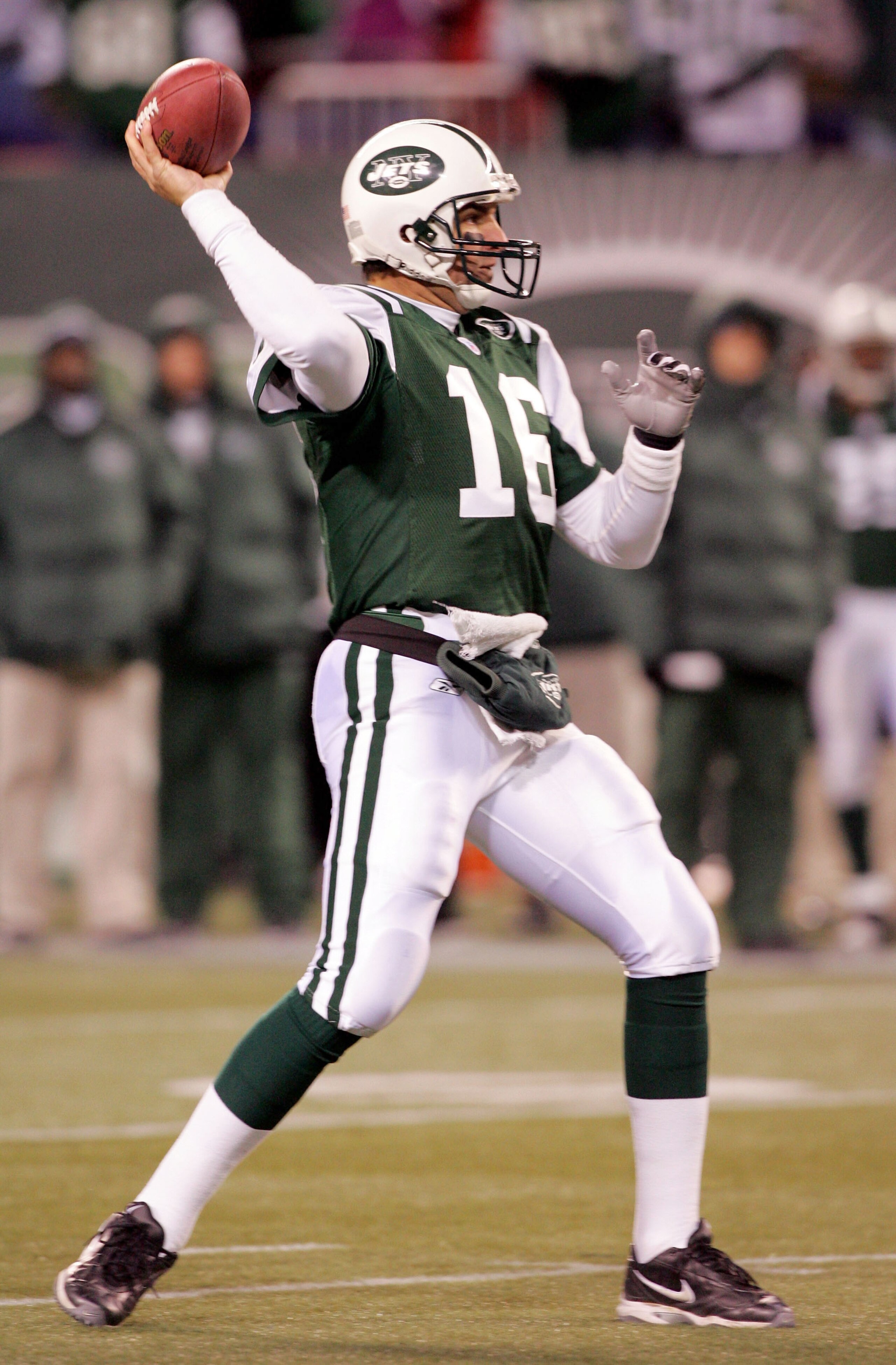 EAST RUTHERFORD, NJ - DECEMBER 26:  Vinny Testaverde #16 of the New York Jets throws a pass against the New England Patriots during the game on December 26, 2005 at Giants Stadium in East Rutherford, New Jersey. The Patriots defeated the Jets 31-21.  (Pho