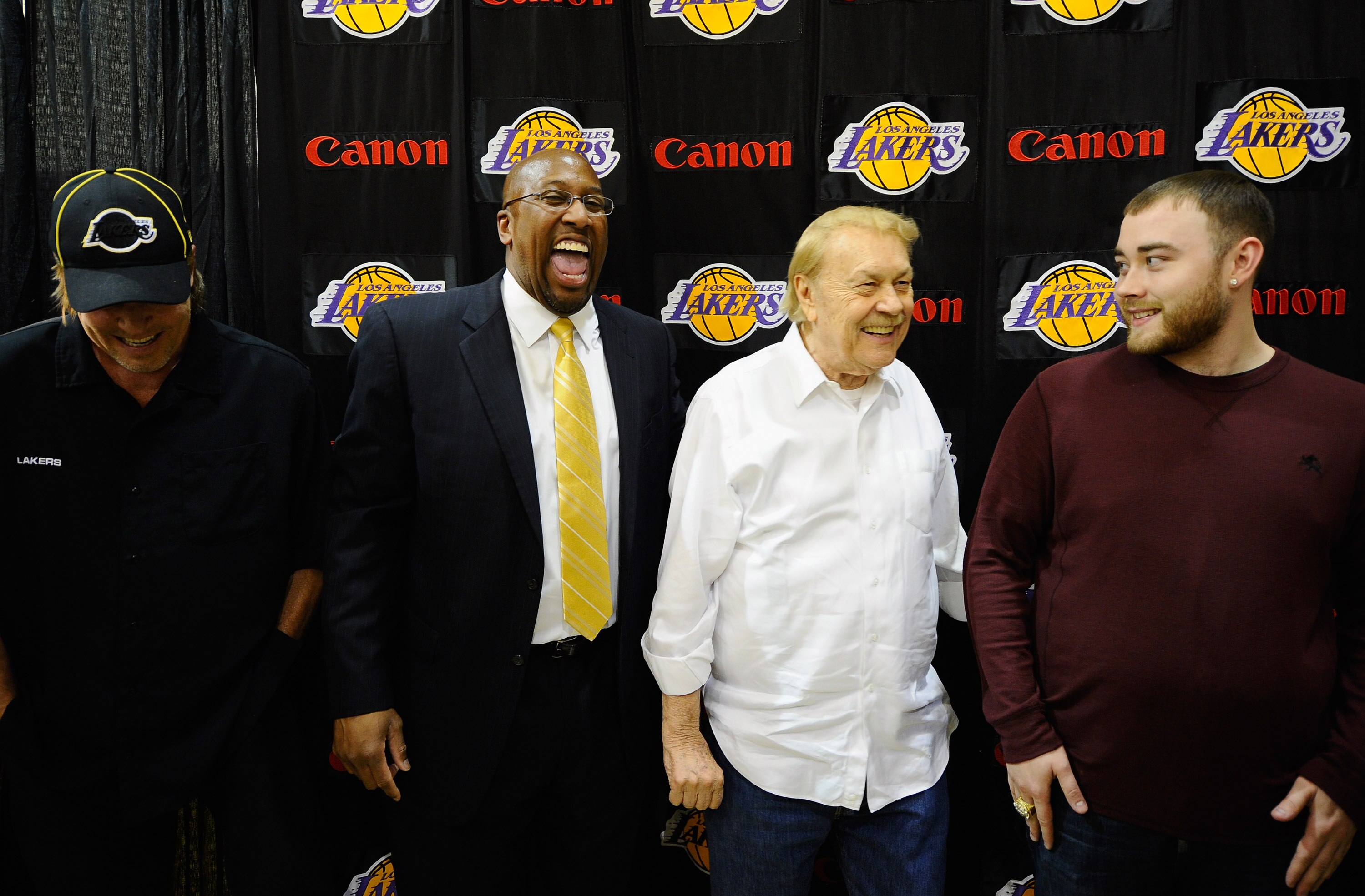 EL SEGUNDO, CA - MAY 31:  Mike Brown, (C) the new head coach for the Los Angeles Lakers, shares a laugh with owner Jerry Buss (2nd R) and Buss' sons Jim Buss, (L) vice president of player personnel, and Jesse Buss looks on after Brown's introductory news