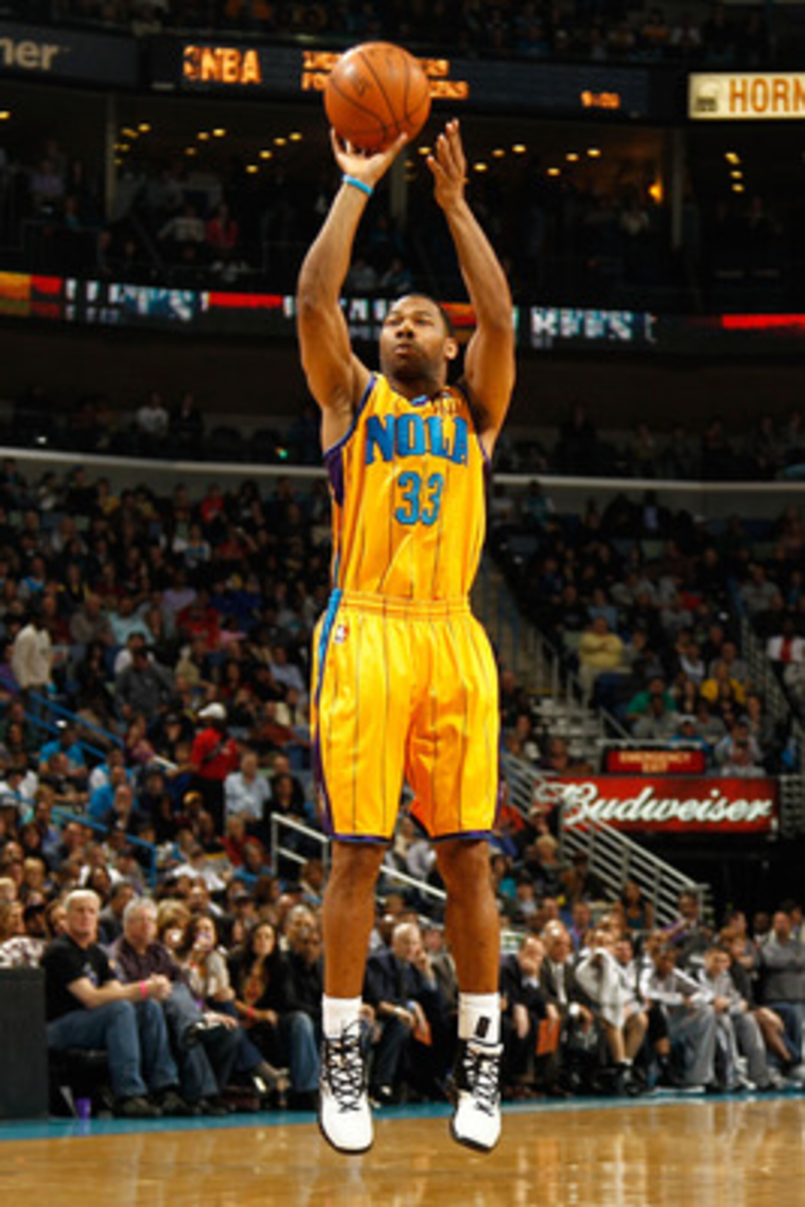 NEW ORLEANS, LA - JANUARY 22:  Willie Green #33 of the New Orleans Hornets shoots the ball during the game against the San Antonio Spurs at the New Orleans Arena on January 22, 2011 in New Orleans, Louisiana.  The Hornets defeated the Spurs 96-72.  NOTE T