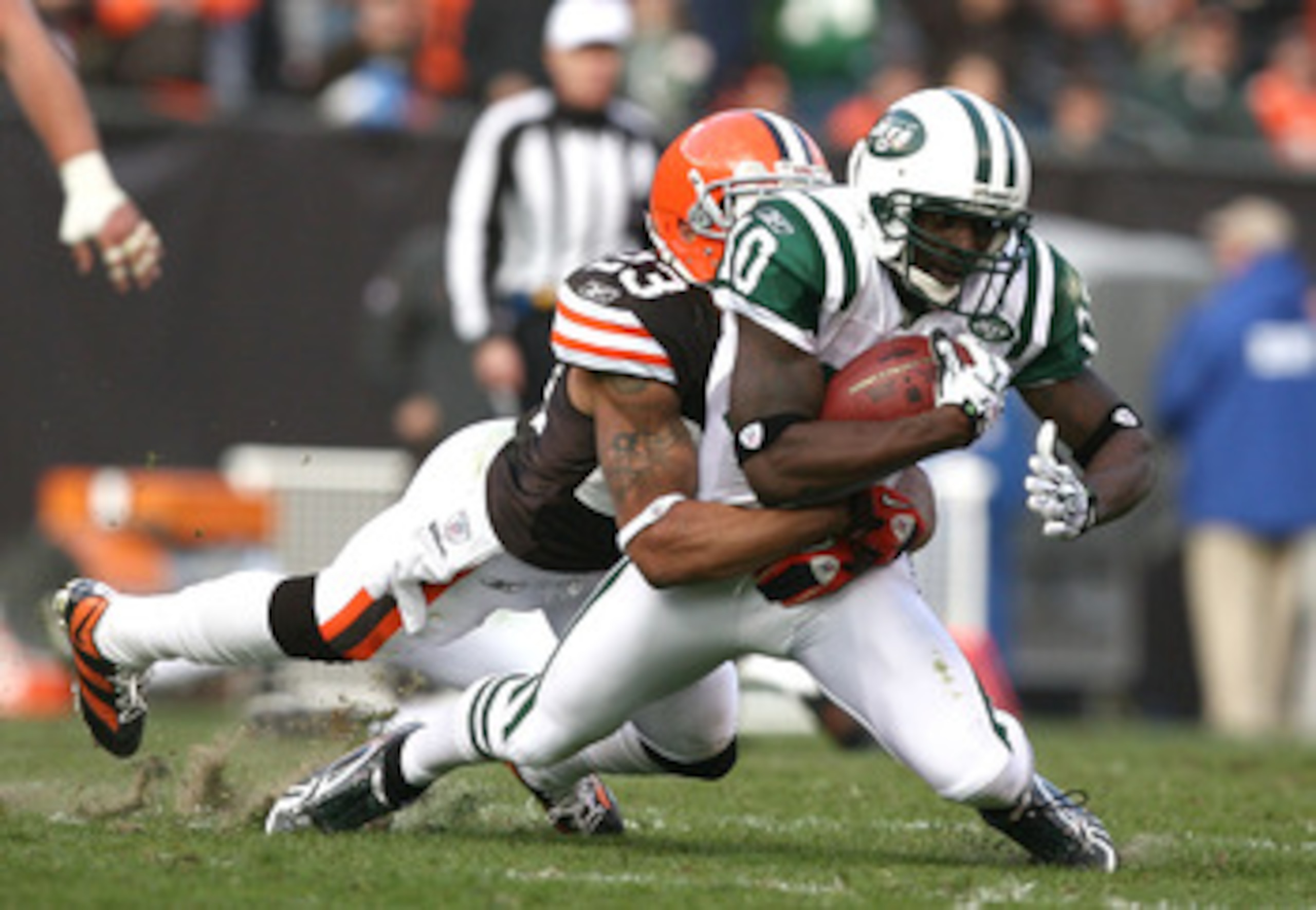 CLEVELAND - NOVEMBER 14:  Wide receiver Santonio Holmes #10 of the New York Jets makes a catch in front of defensive back Joe Haden #23 of the Cleveland Browns at Cleveland Browns Stadium on November 14, 2010 in Cleveland, Ohio.  (Photo by Matt Sullivan/G