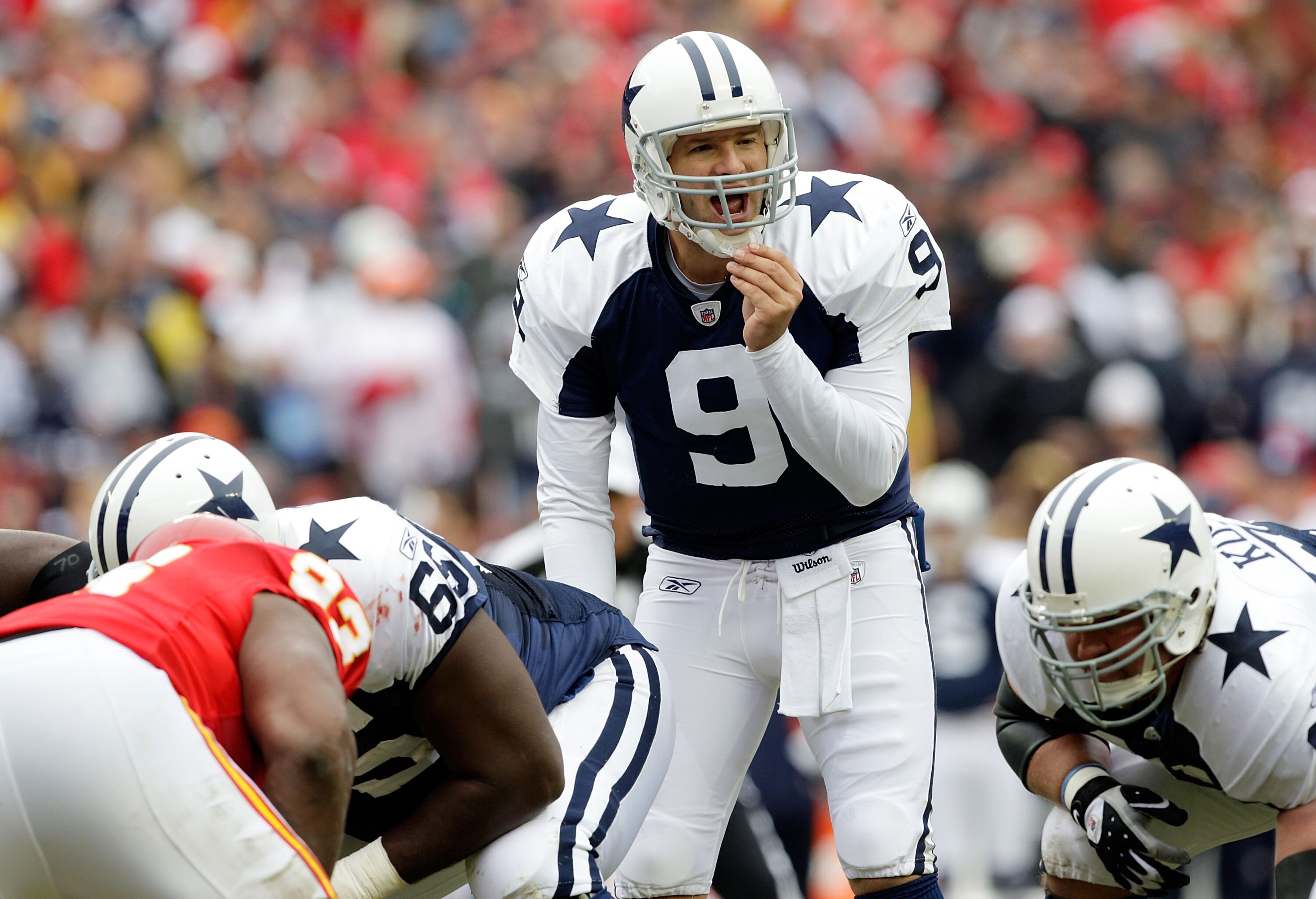 KANSAS CITY, MO - OCTOBER 11:  Quarterback Tony Romo #9 of the Dallas Cowboys audibles during the game against the Kansas City Chiefs on October 11, 2009 at Arrowhead Stadiumin Kansas City, Missouri.  (Photo by Jamie Squire/Getty Images)