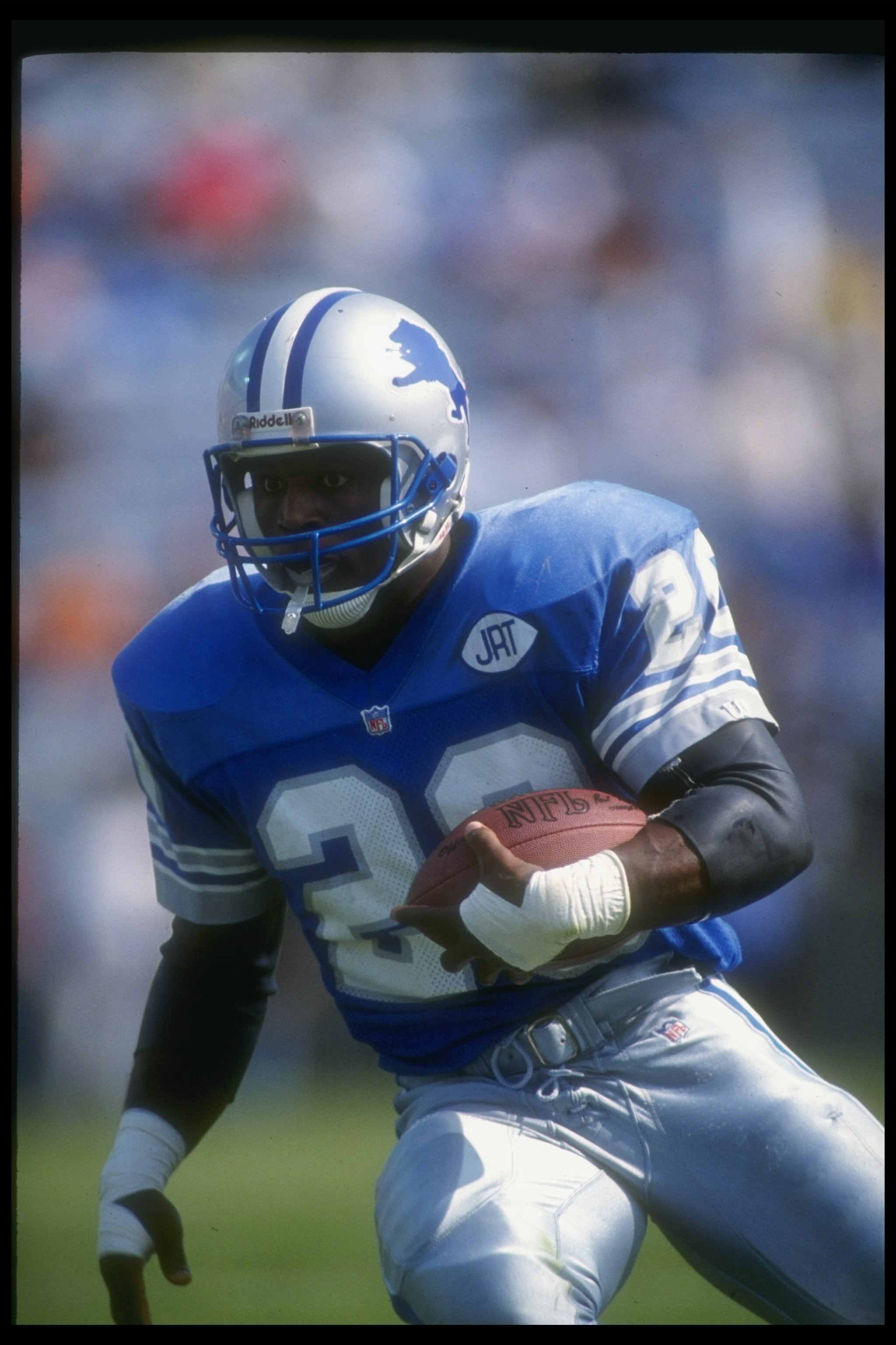 10 Nov 1991: Running back Barry Sanders of the Detroit Lions moves the ball during a game against the Tampa Bay Buccaneers at Tampa Stadium in Tampa, Florida. The Buccaneers won the game, 30-21.