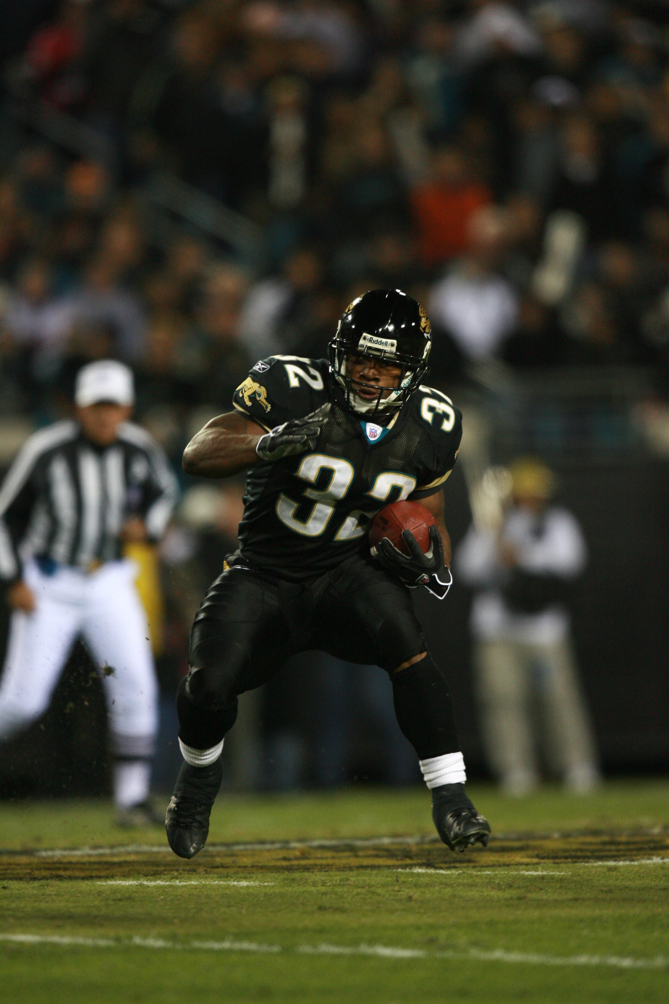 JACKSONVILLE, FL - NOVEMBER 20:  Running back Maurice Jones-Drew #32 of the Jacksonville Jaguars runs with the ball against the New York Giants at Alltel Stadium on November 20, 2006 in Jacksonville, Florida. The Jags defeated the Giants 26-10. (Photo by