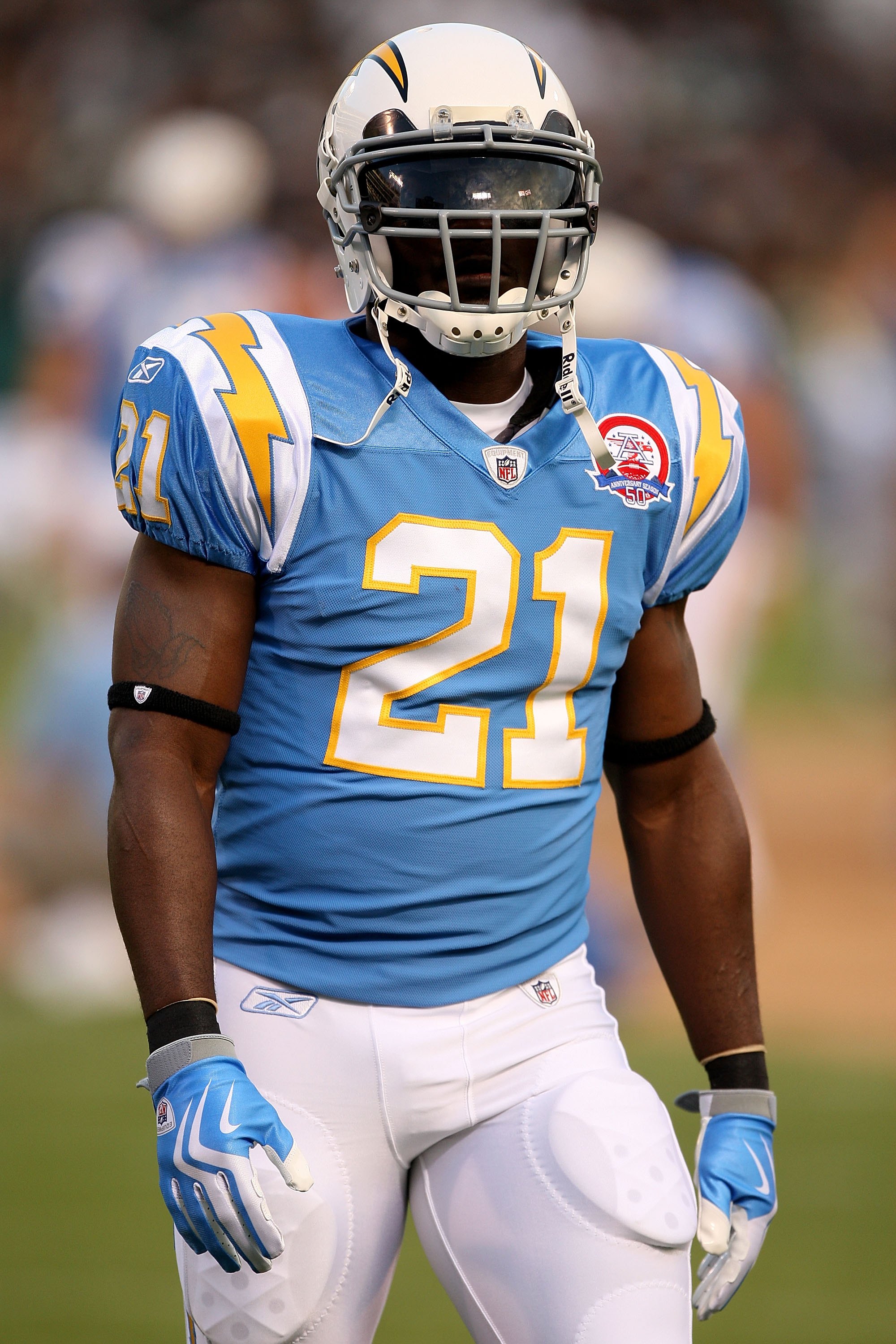 OAKLAND, CA - SEPTEMBER 14:  LaDainian Tomlinson #21 of the San Diego Chargers warms up before their game against the Oakland Raiders on September 14, 2009 at the Oakland-Alameda County Coliseum in Oakland, California.  (Photo by Ezra Shaw/Getty Images)
