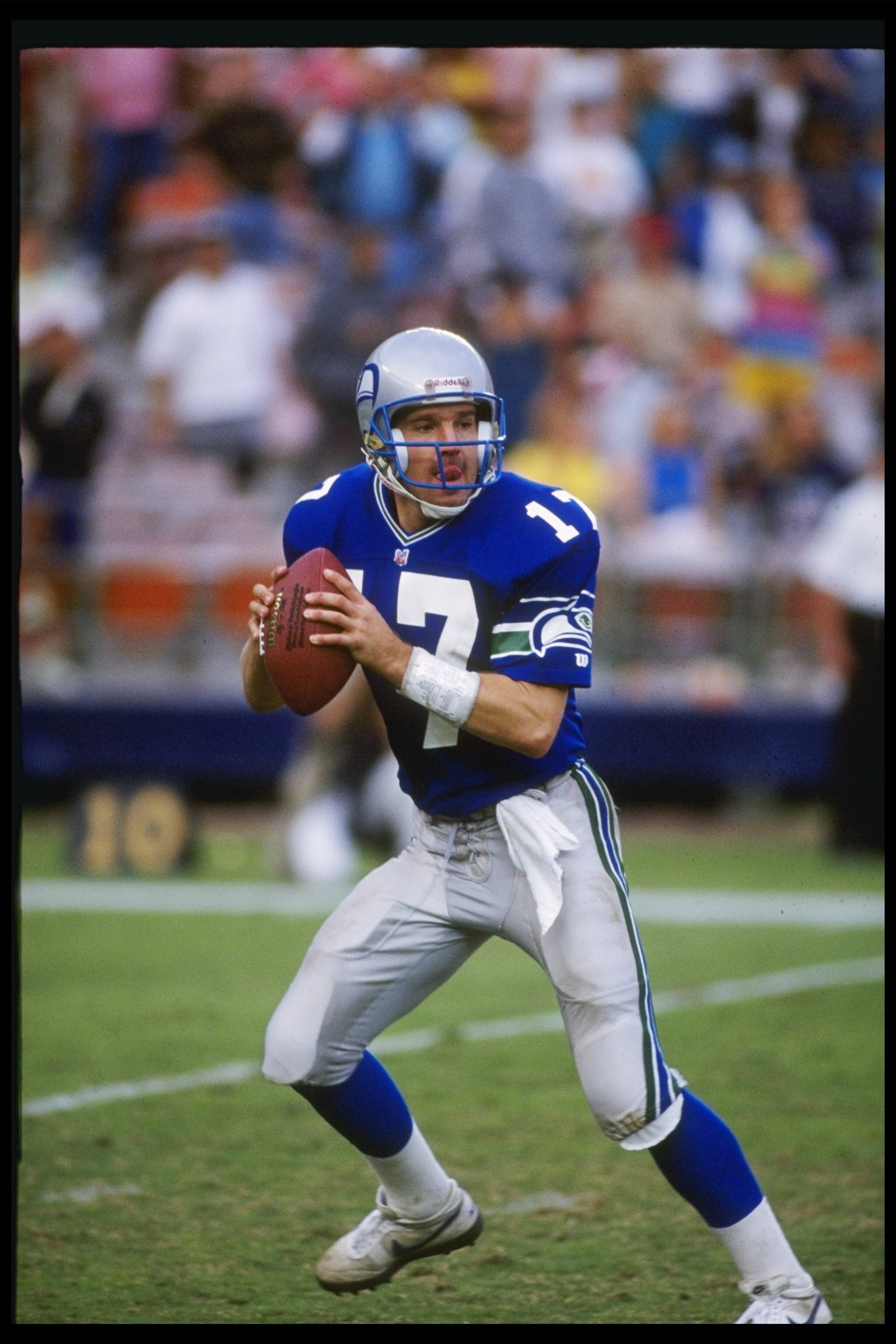 10 Nov 1991: Quarterback Dave Krieg of the Seattle Seahawks looks to pass the ball during a game against the San Diego Chargers at Jack Murphy Stadium in San Diego, California. The Chargers won the game, 17-14.