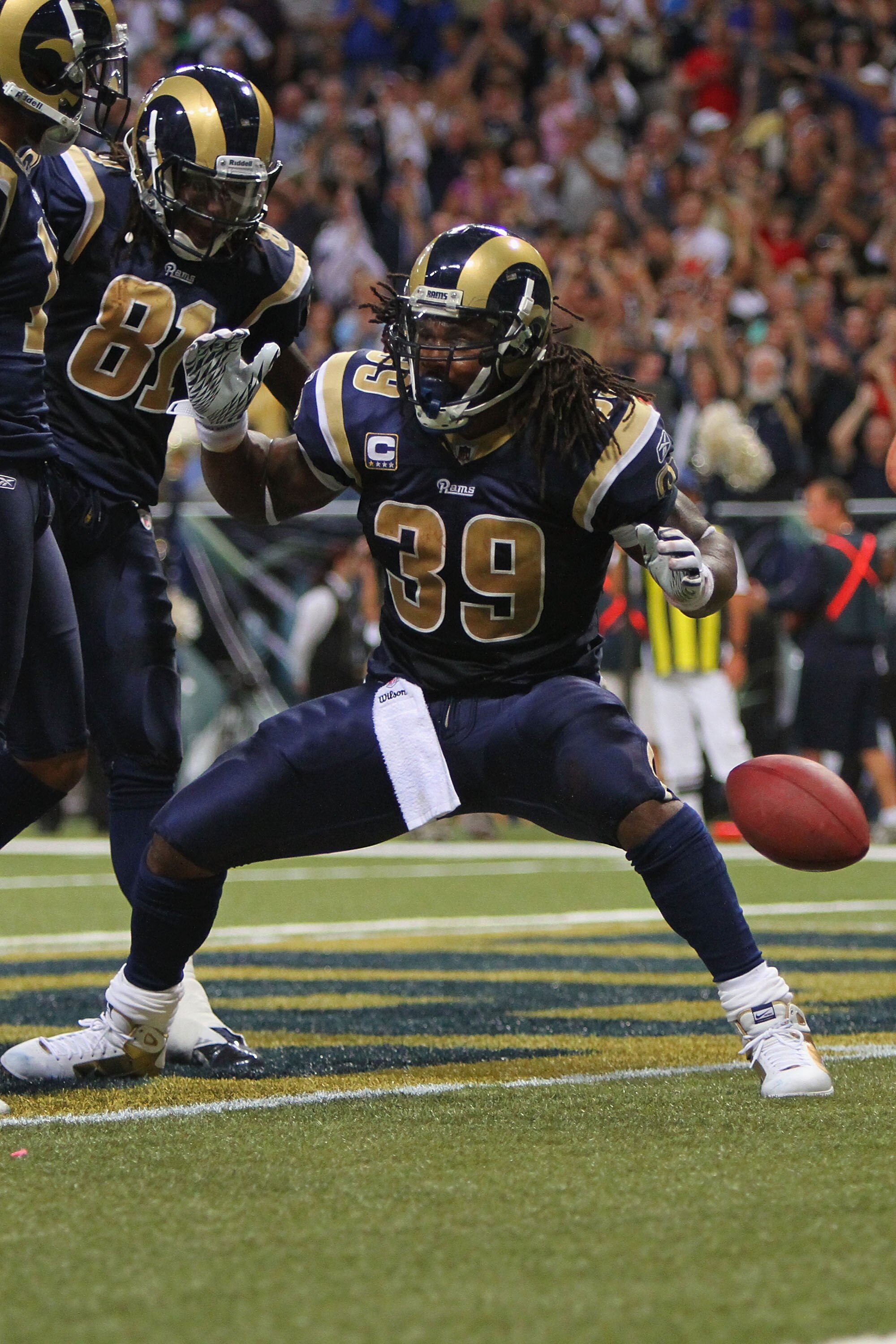 ST. LOUIS - OCTOBER 17: Steven Jackson #39 of the St. Louis Rams celebrates a touchdown against the San Diego Chargers at the Edward Jones Dome on October 17, 2010 in St. Louis, Missouri.  The Rams beat the Chargers 20-17.  (Photo by Dilip Vishwanat/Getty