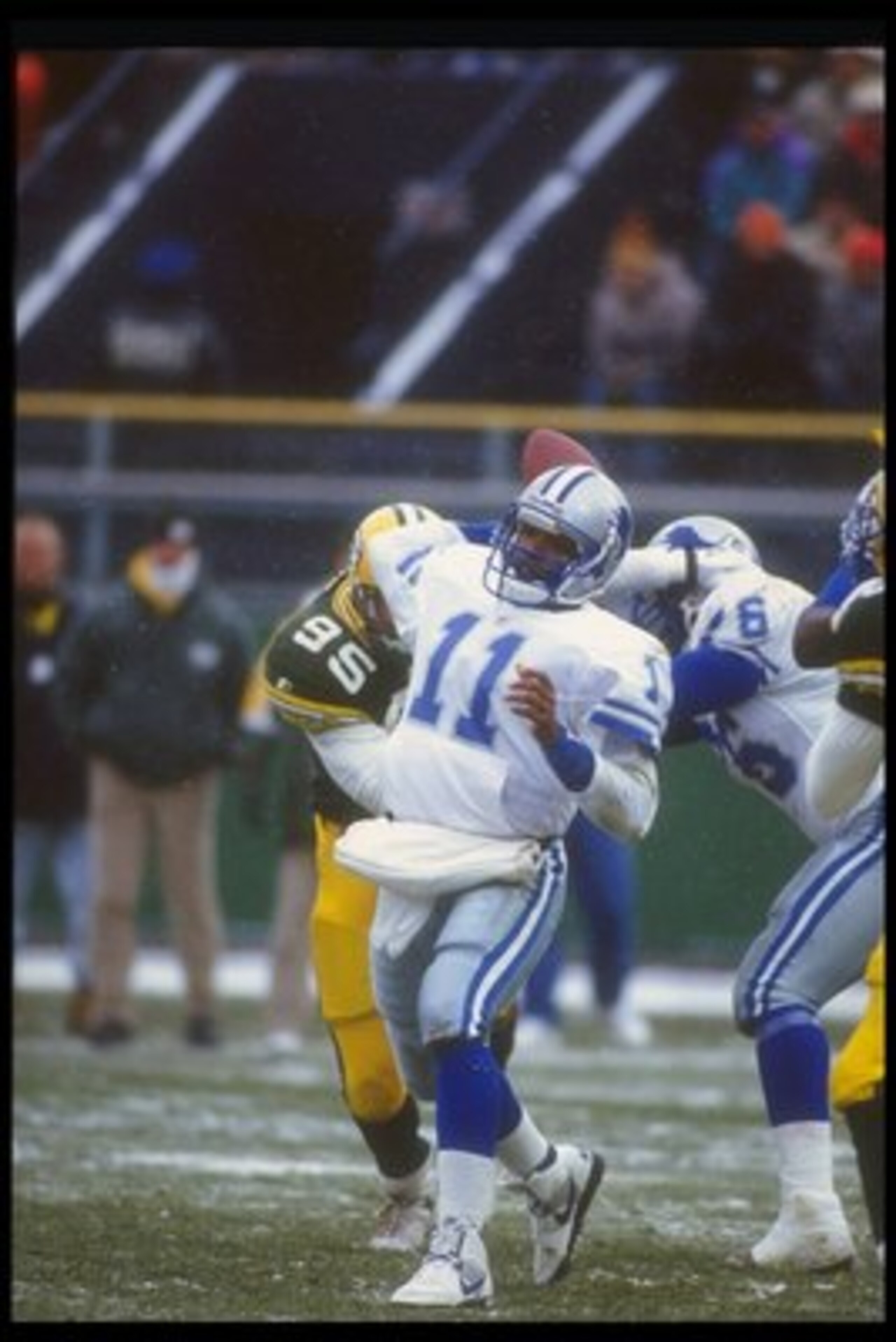 6 Dec 1992: DETROIT LIONS QUARTERBACK ANDRE WARE #11 SETS TO THROW DURING THE LIONS 38-10 LOSS TO THE GREEN BAY PACKERS AT A SNOWY Milwaukee County Stadium in Milwaukee, Wisconsin. 6 Dec 1992: DETROIT LIONS QUARTERBACK ANDRE WARE #11 SETS TO THROW DURING THE LIONS 38-10 LOSS TO THE GREEN BAY PACKERS AT A SNOWY Milwaukee County Stadium in Milwaukee, Wisconsin.