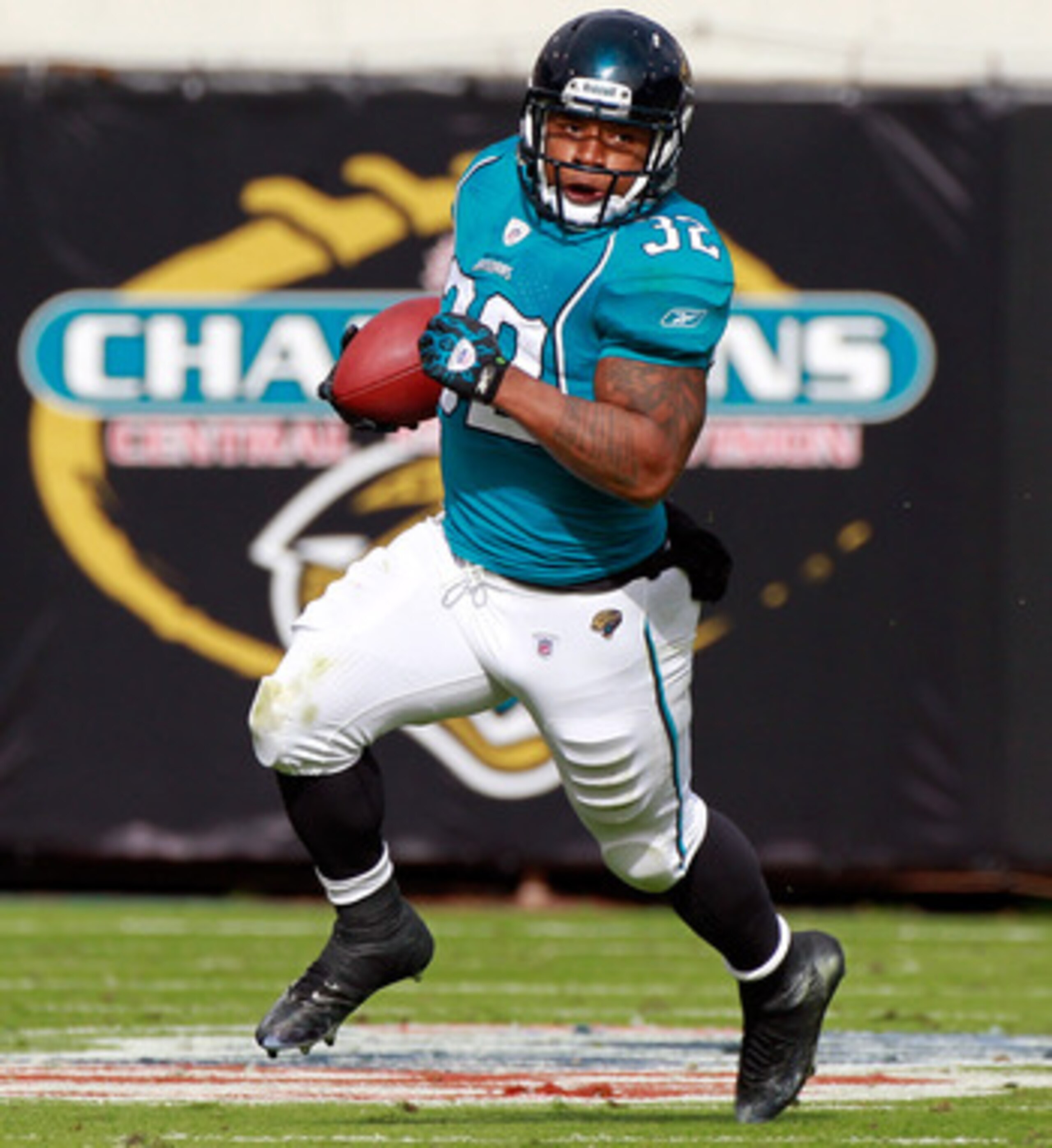 JACKSONVILLE, FL - DECEMBER 12:  Maurice Jones-Drew #32 of the Jacksonville Jaguars runs for yardage during the game against the Oakland Raiders during the game at EverBank Field on December 12, 2010 in Jacksonville, Florida.  (Photo by Sam Greenwood/Gett