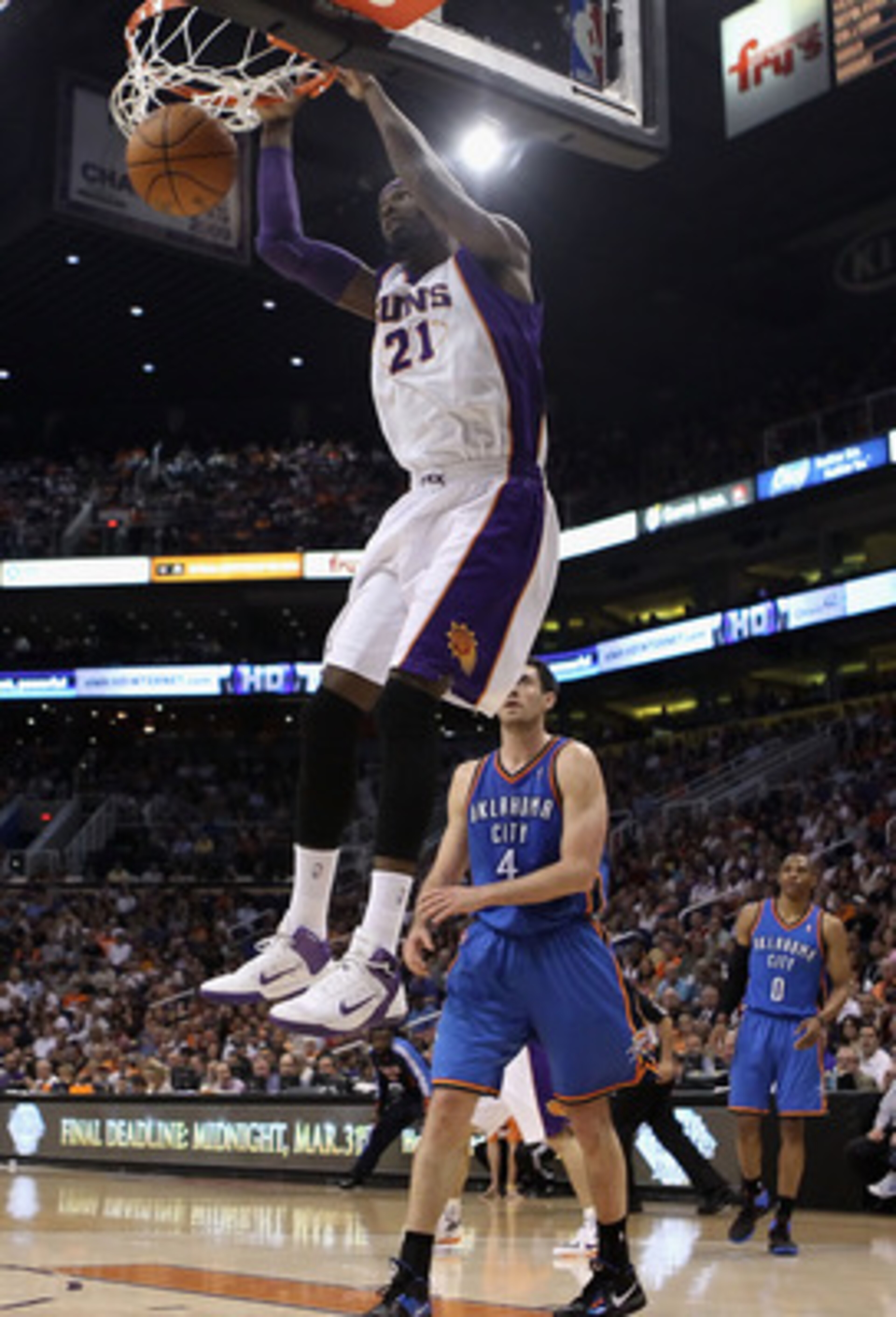 PHOENIX, AZ - MARCH 30:  Hakim Warrick #21 of the Phoenix Suns slam dunks the ball against the Oklahoma City Thunder during the NBA game at US Airways Center on March 30, 2011 in Phoenix, Arizona.  The Thunder defeated the Suns 116-98.  NOTE TO USER: User