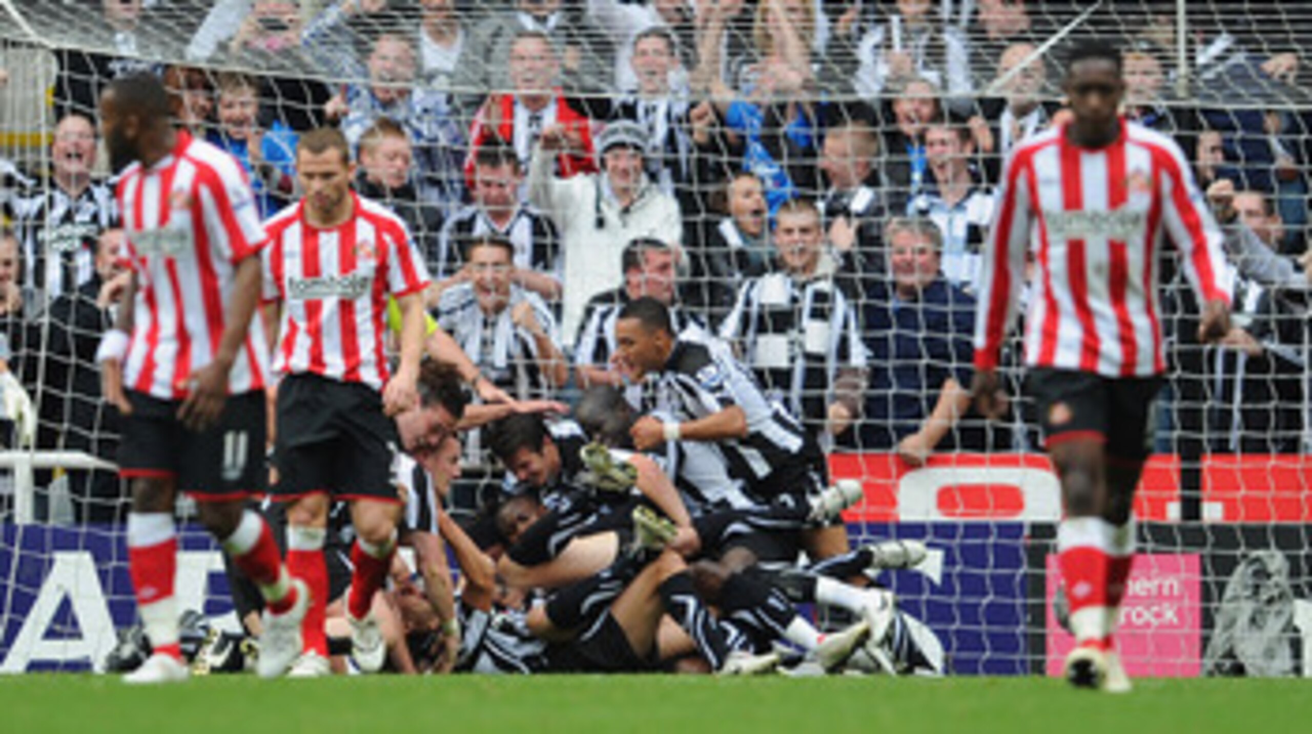 NEWCASTLE UPON TYNE, ENGLAND - OCTOBER 31:  Newcastle players celebrate the first goal by Kevin Nolan during the Barclays Premier League match between Newcastle United and Sunderland at St James' Park on October 31, 2010 in Newcastle upon Tyne, England.