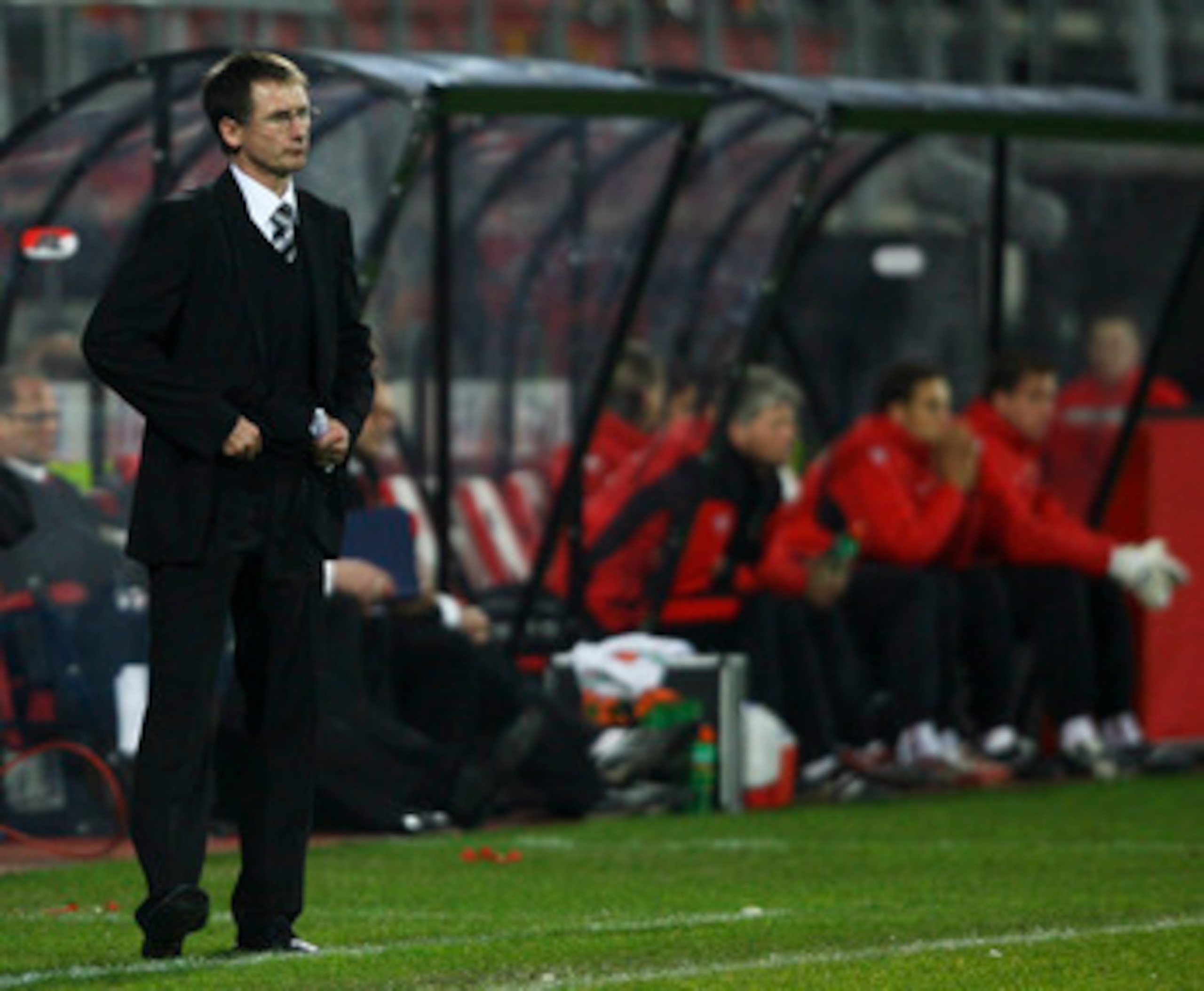 ALKMAAR, NETHERLANDS - MARCH 15:  Newcastle manager Glenn Roeder looks on dejectedly from the sidelines during the Second Leg of The UEFA Cup Round of 16 Match between AZ  Alkmaar and Newcastle United at DSB Stadium on March 15, 2007 in Alkmaar, Netherlan